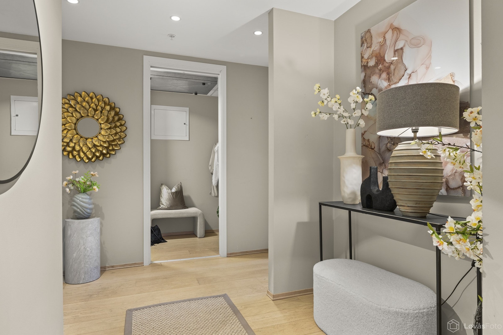 Fra entreen er det tilgang til en praktisk innvendig bod på 4 m² for god lagring. Galleribilde