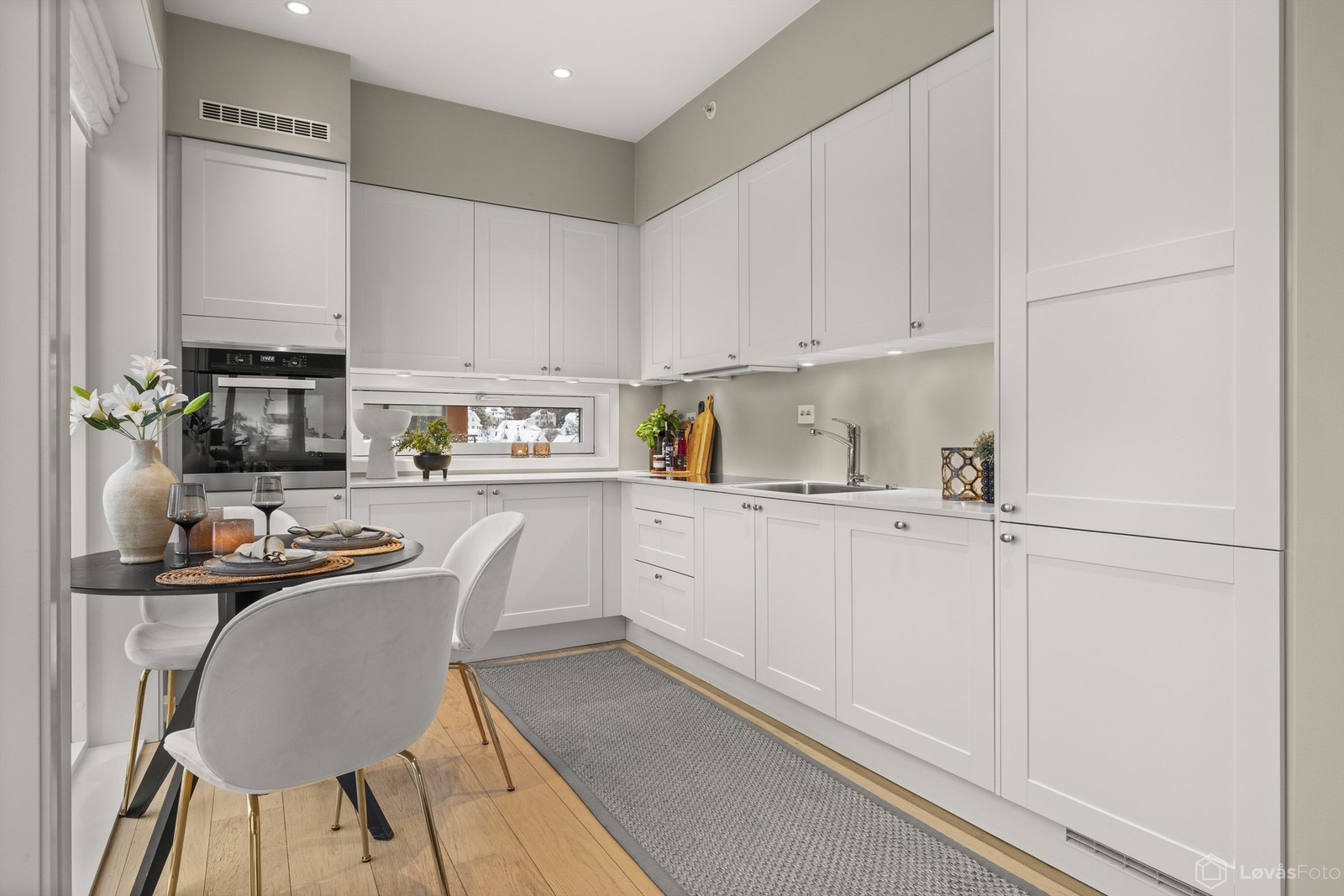 Moderne og velutstyrt kjøkken fra Sigdal med profilerte, hvite fronter. Galleribilde