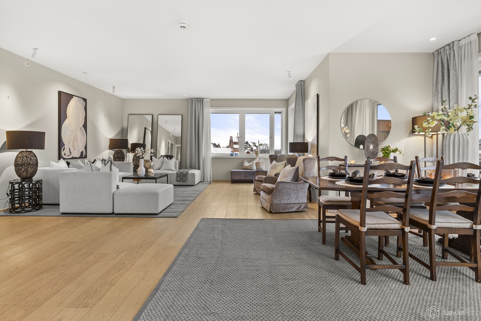 Gjennomgående enstavs hvitpigmentert eikegulv binder rommene elegant sammen. Galleribilde