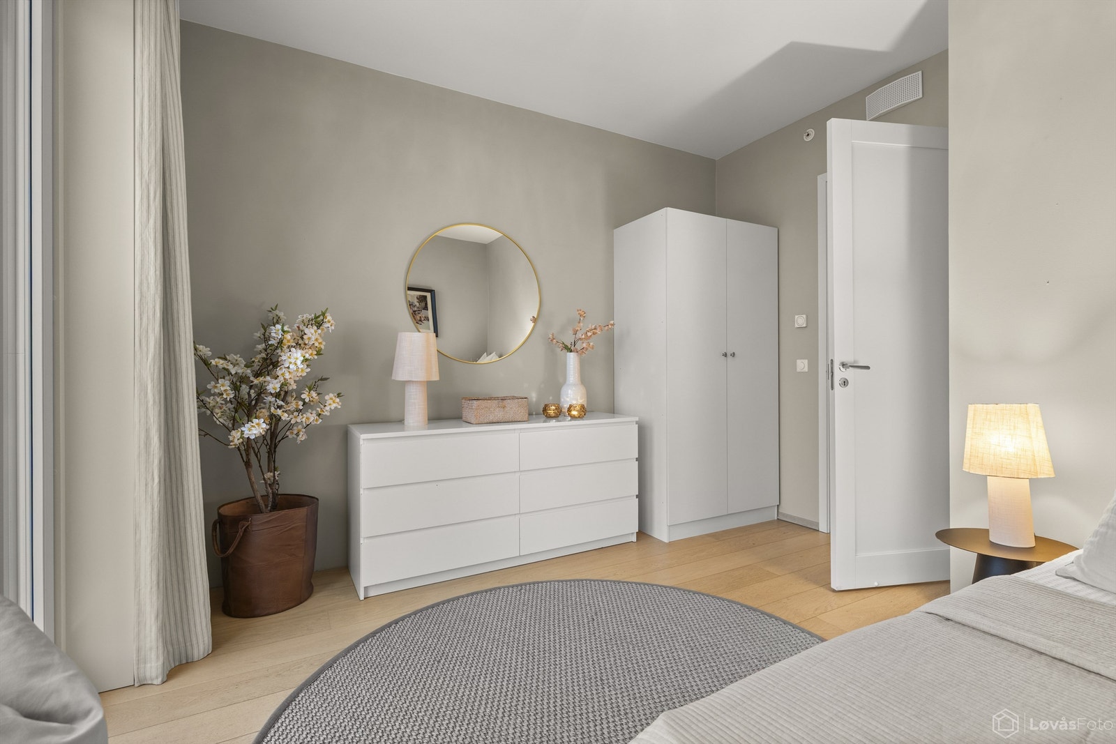 Dette soverommet har god plass til seng og garderobeløsning. Galleribilde