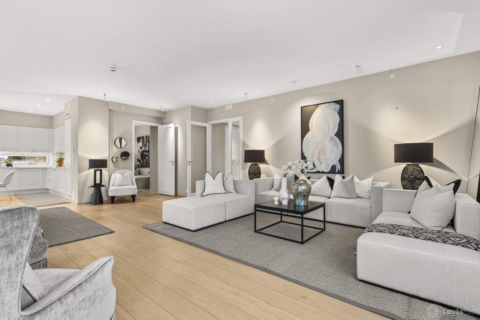 Den åpne løsningen mellom stue, spisestue og kjøkken skaper en romslig og sosial sone. Galleribilde