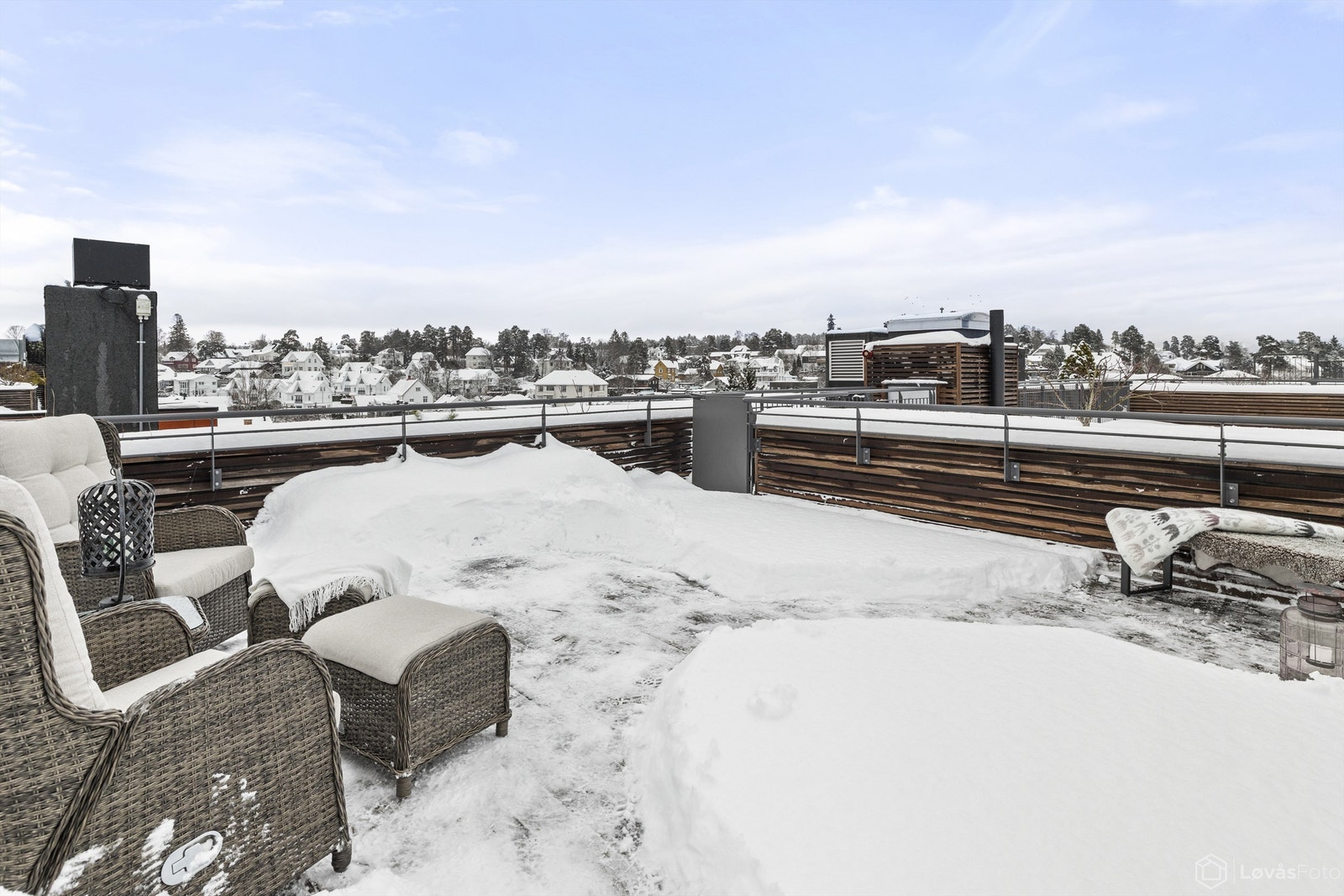 Den store takterrassen har god plass for både loungegruppe og andre utemøbler. Galleribilde