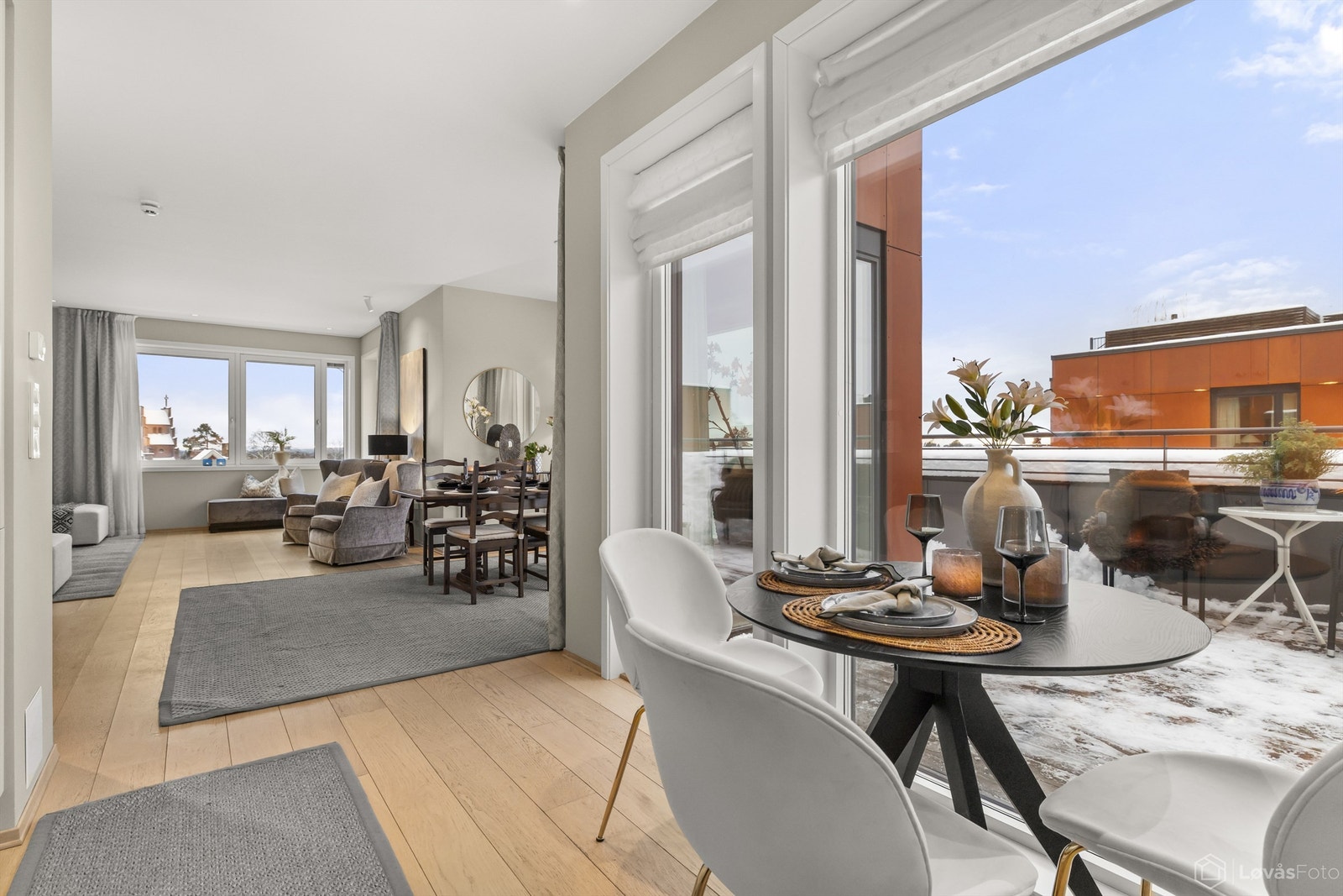 Kjøkkenet er en integrert del av det sosiale arealet, med utgang til den vestvendte terrassen. Galleribilde