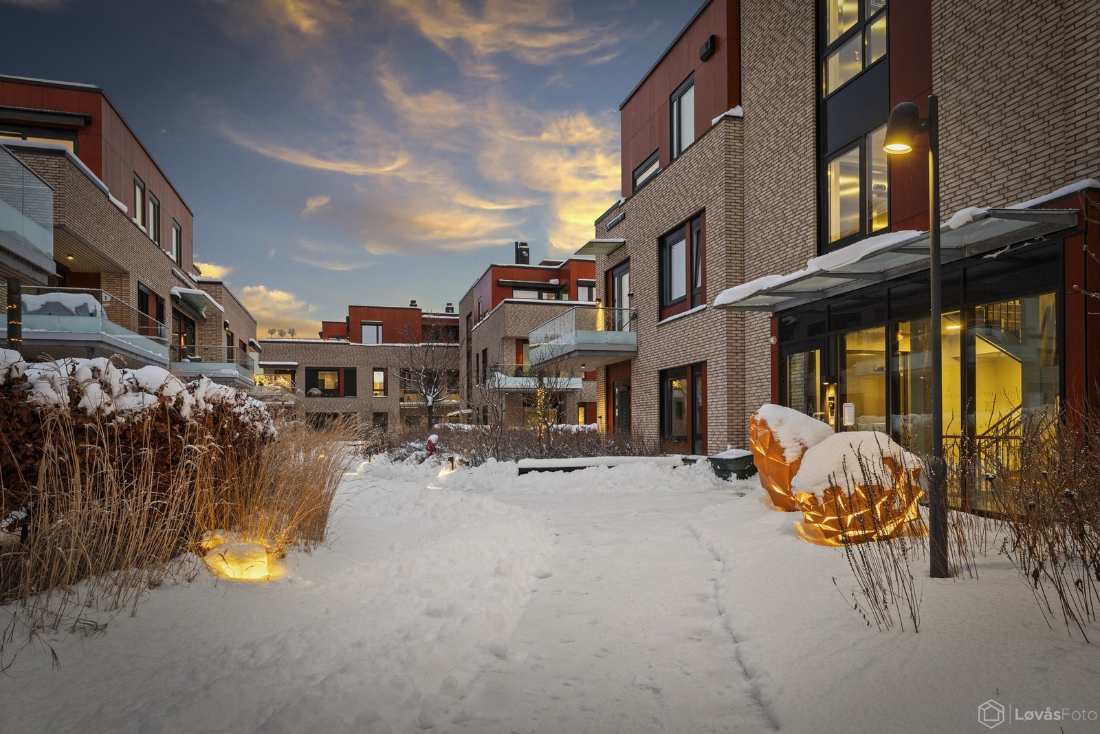 Fellesarealene er pent opparbeidet med gangstier, sittegrupper og kunstinnslag. Galleribilde