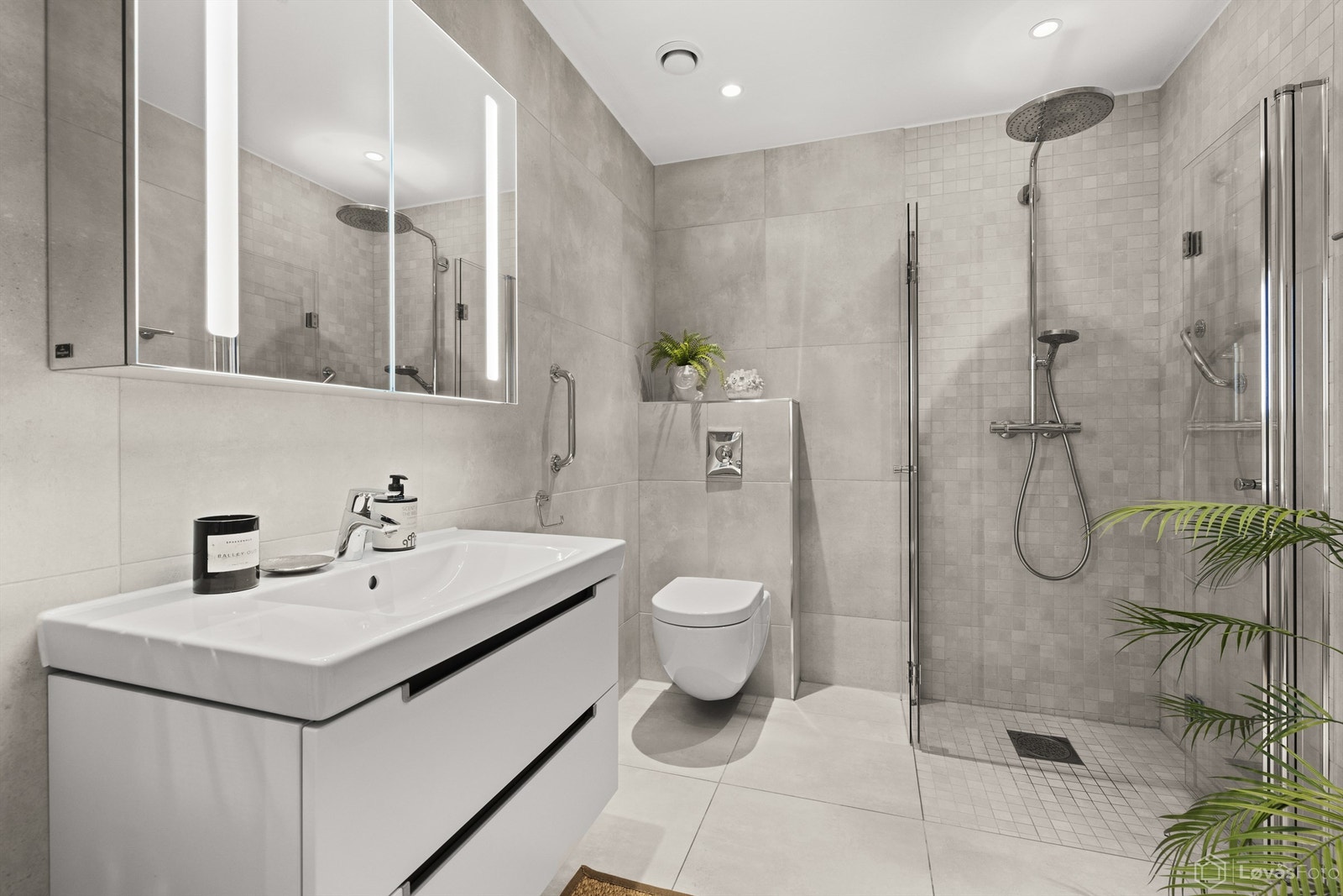 Det private badet har innredning fra Villeroy og Boch og en delikat, tidløs stil. Galleribilde