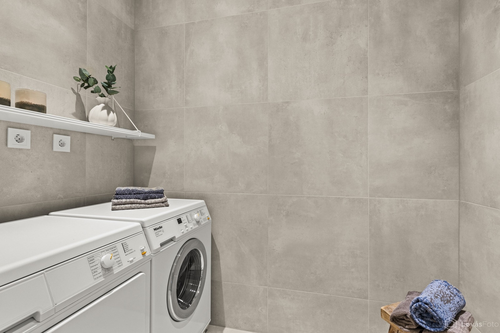 Badet har en egen nisje med vaskemaskin og tørketrommel. Galleribilde