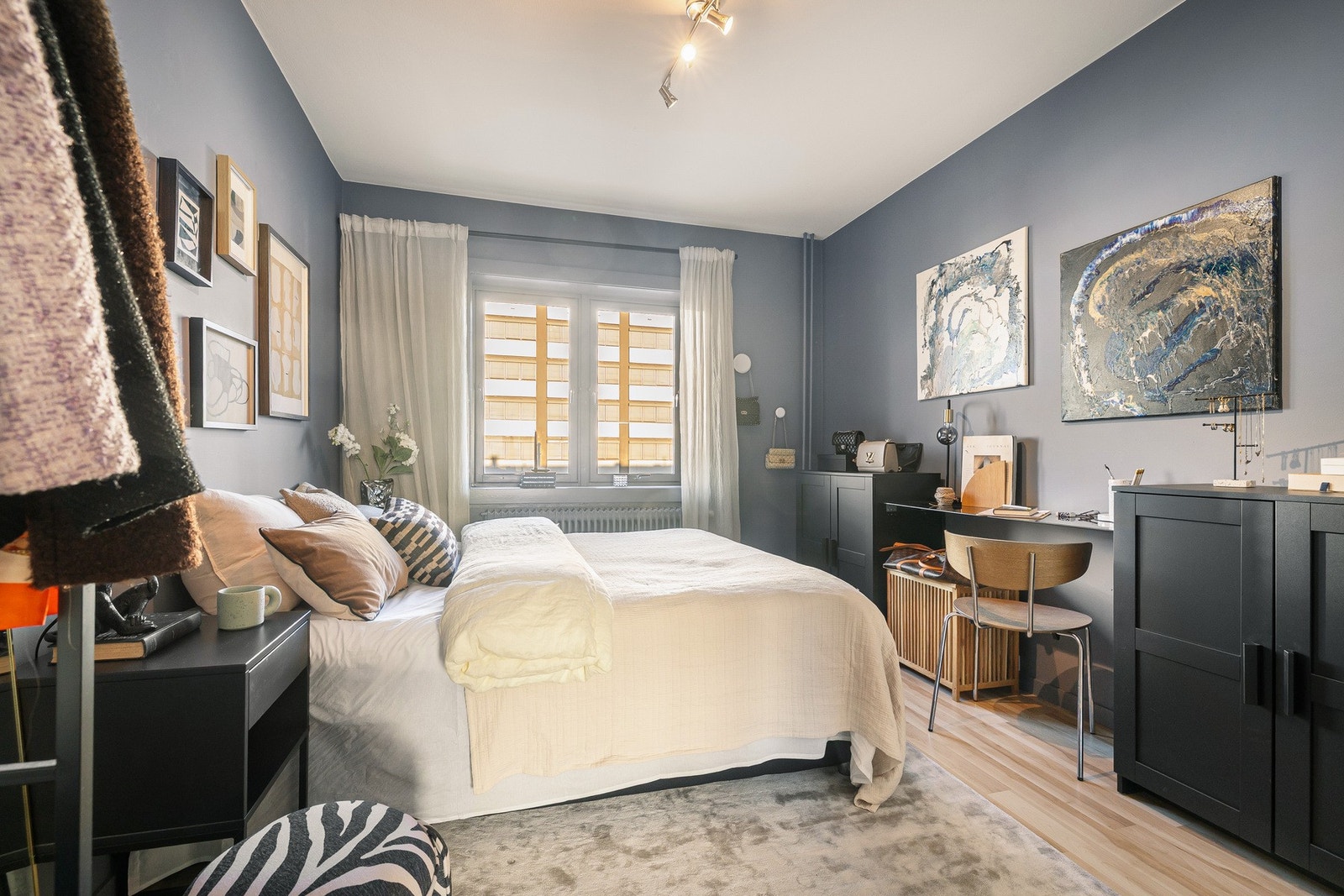 De store vindusflaten sørger for rikelig med lysinnslipp som gir rommet en luftig og behagelig stemning. Galleribilde