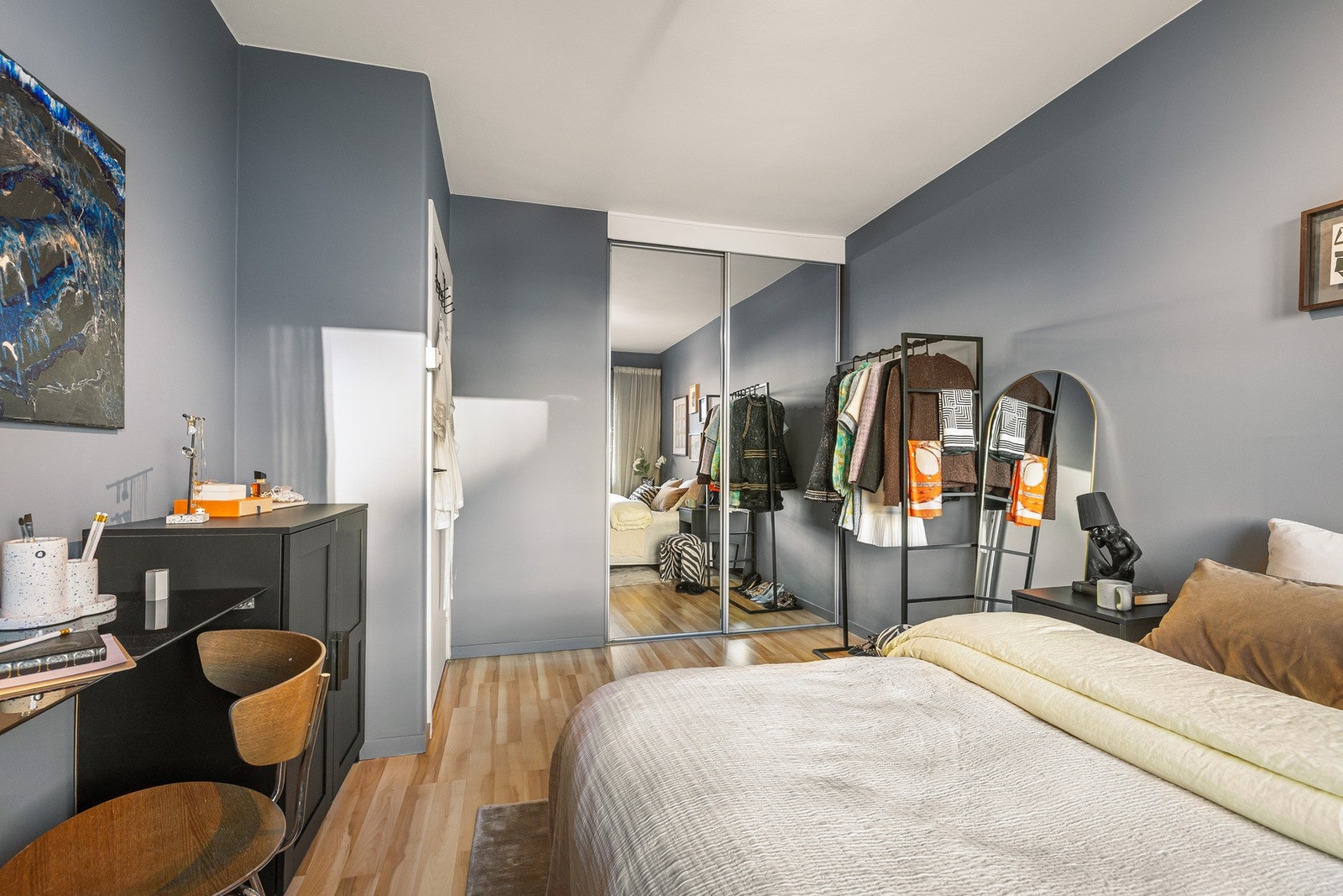 Praktisk oppbevaringsmuligheter i skyvedørsgarderobe. Galleribilde