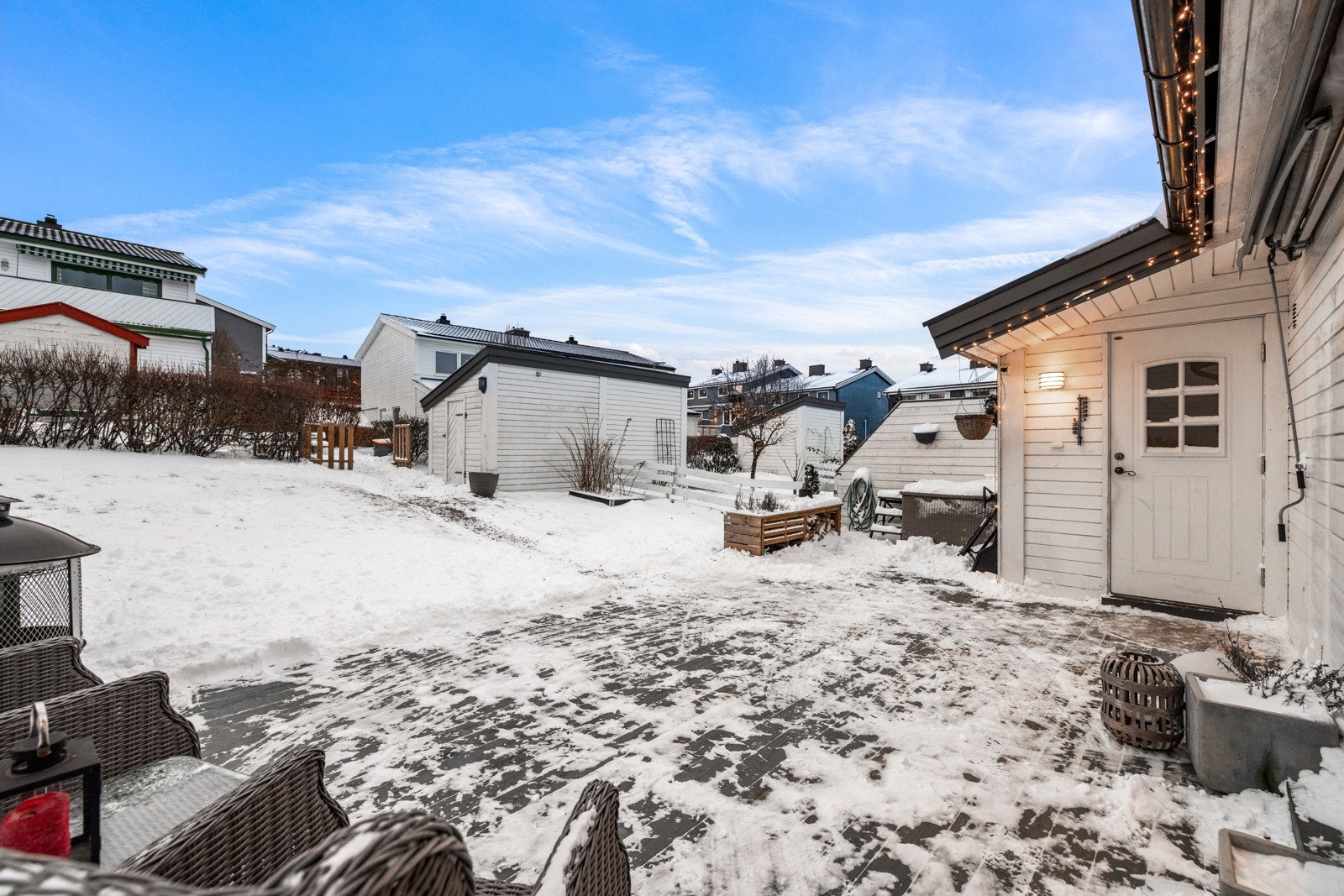 Adkomstterrassen er på ca. 25 kvm og vender mot vest. Galleribilde