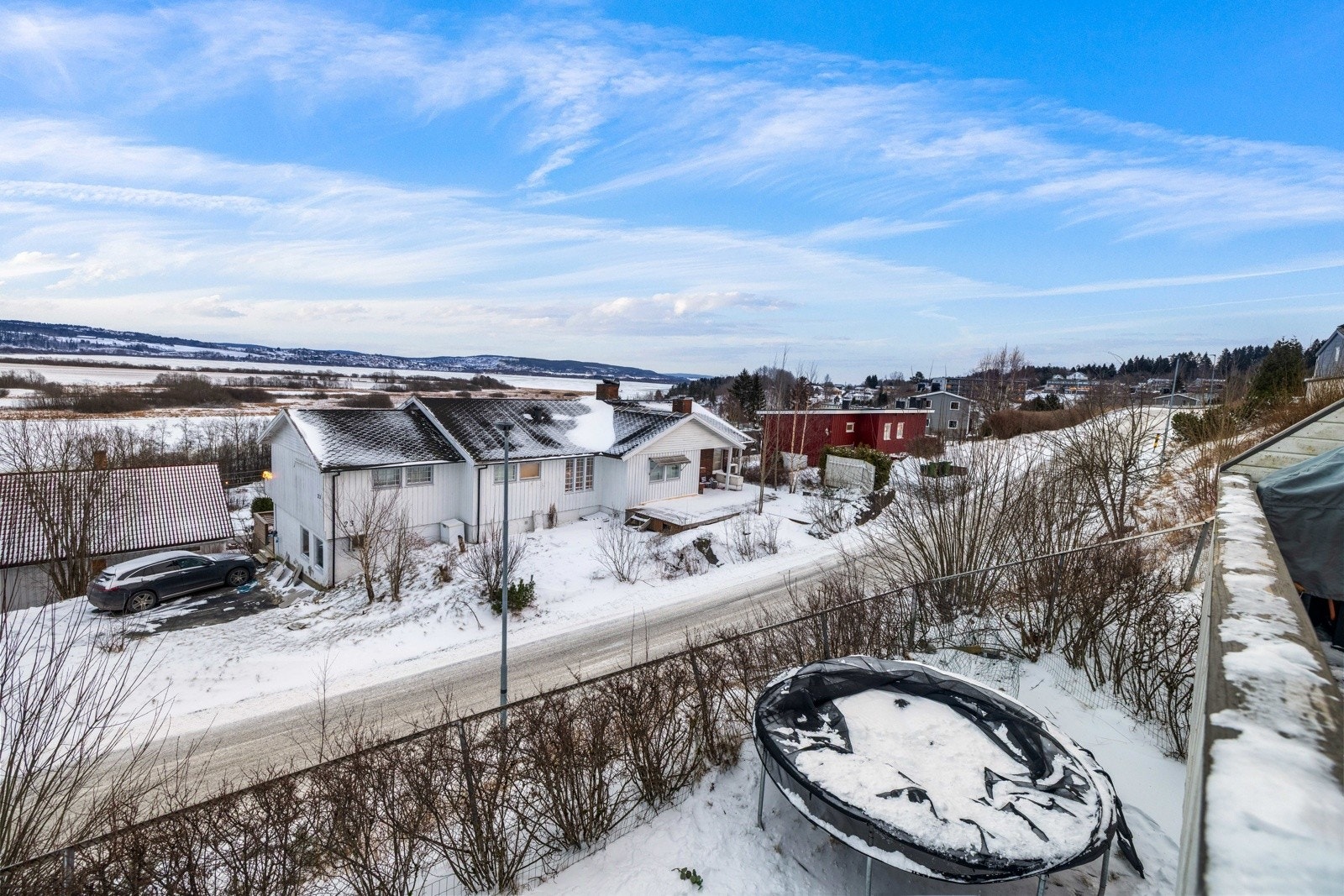 Utsikt ned mot egen hage. Galleribilde