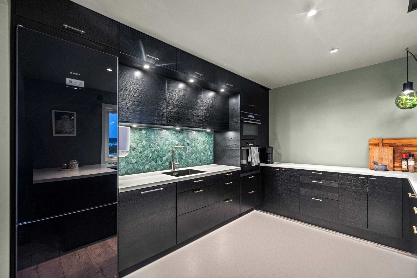 Kjøkkenet er godt utnyttet med mye skapplass og stor benkeflate. Galleribilde