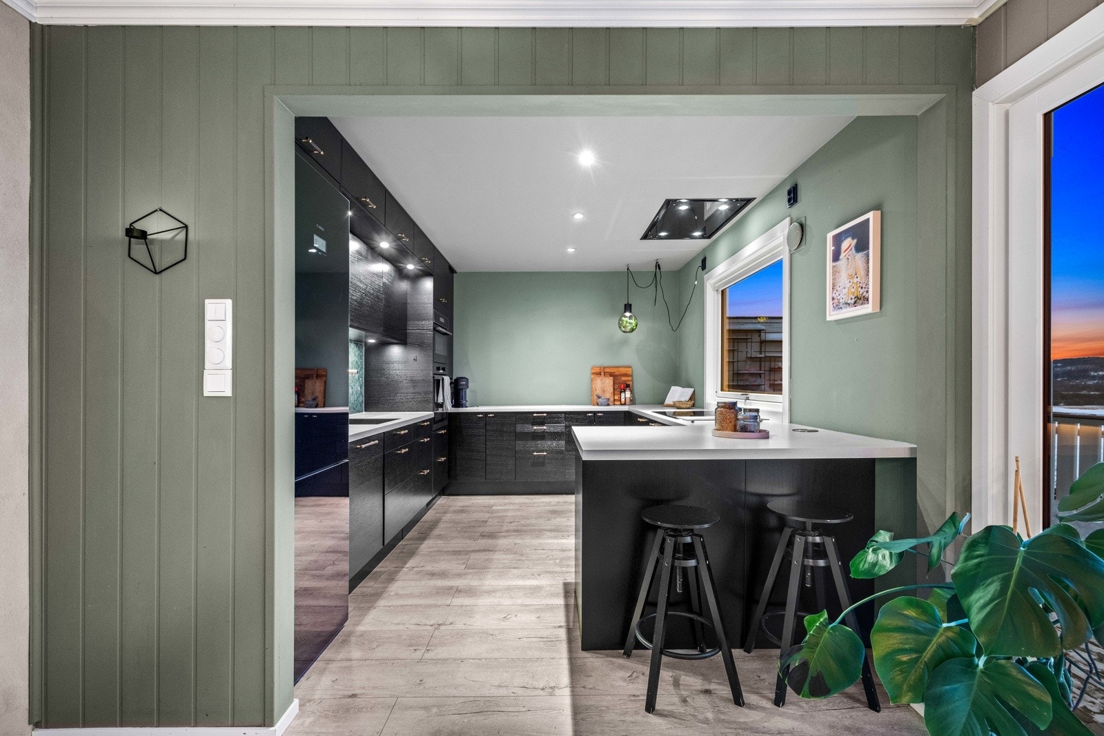 Åpen og sosial løsning med stue, kjøkken og spiseplass. Galleribilde