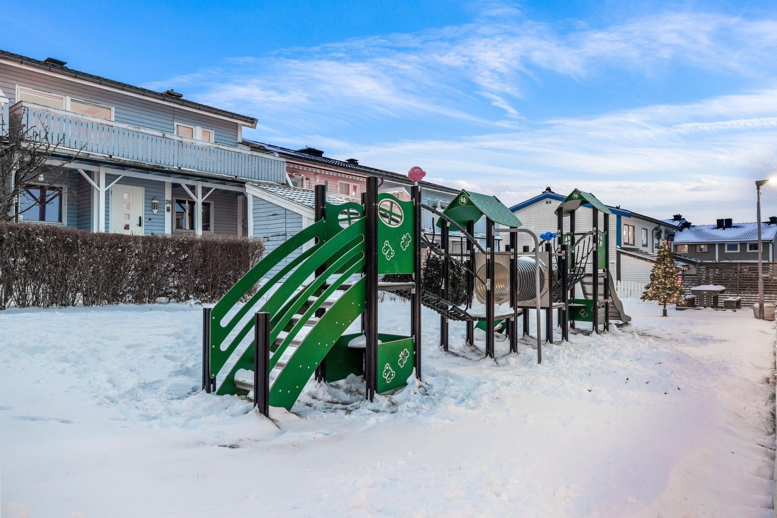 Dette er et meget barnevennlig område med mange lekekamerater og trygge områder for lek og aktivitet. Galleribilde