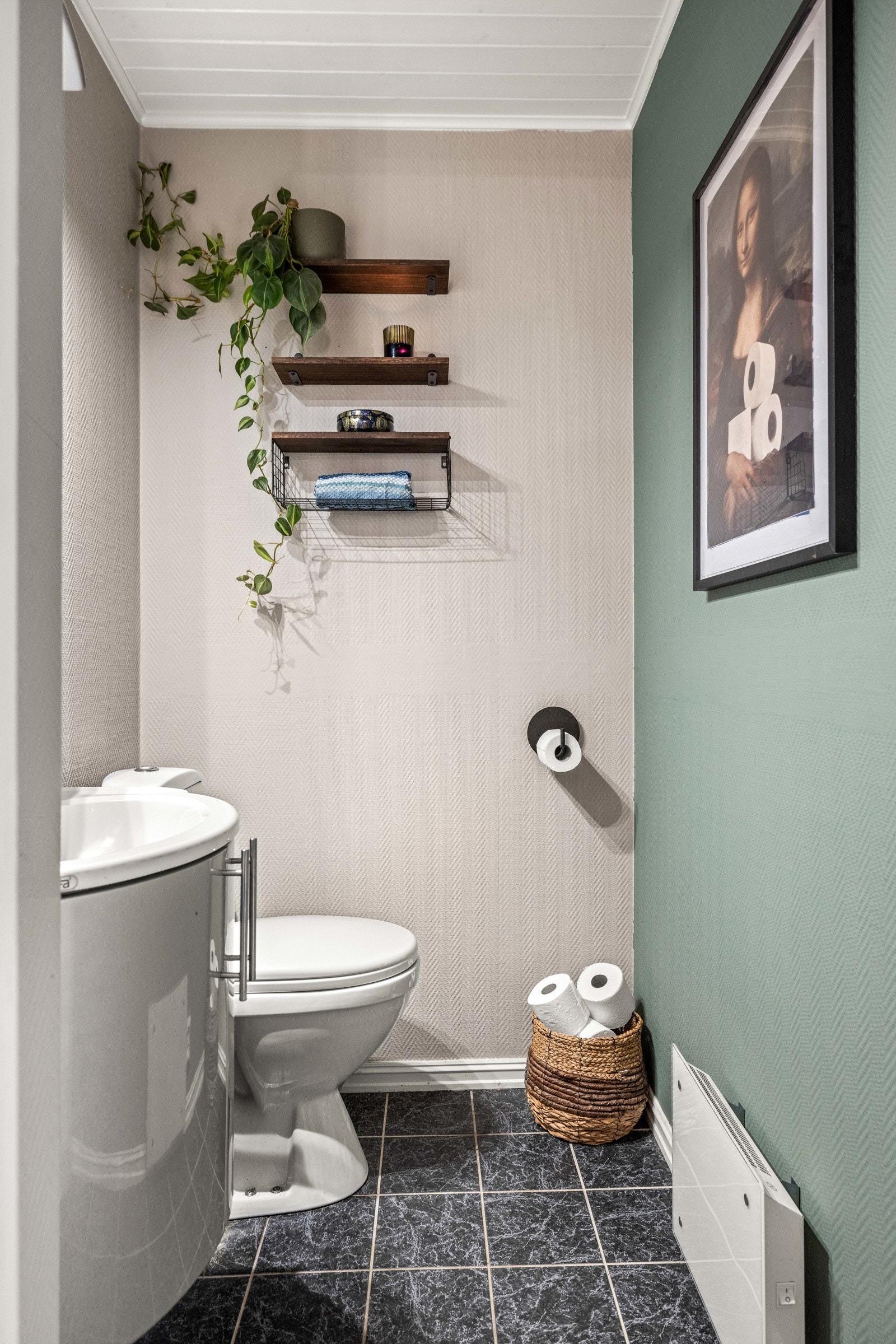 Vegg i vegg ligger også et fint gjestetoalett. Galleribilde