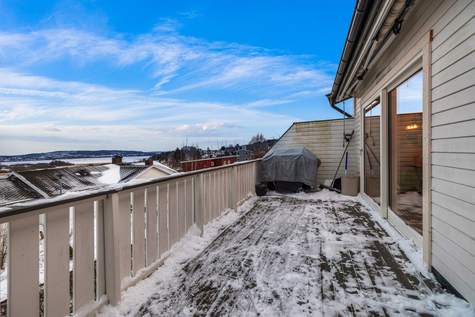 Et ypperlig sted å plassere spisebord og grill, med praktisk beliggenhet til allrommet innendørs. Galleribilde