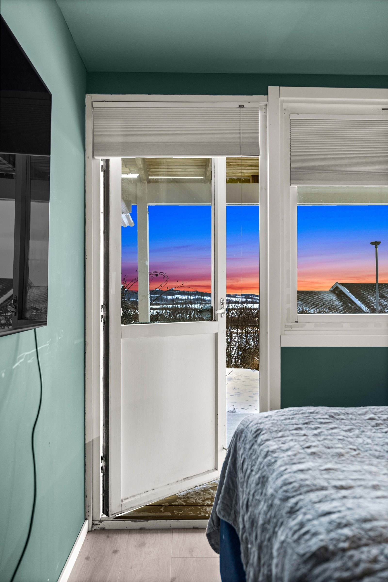 Fra hovedsoverommet er det utgang til terrassen og hagen på nedsiden av huset. Galleribilde