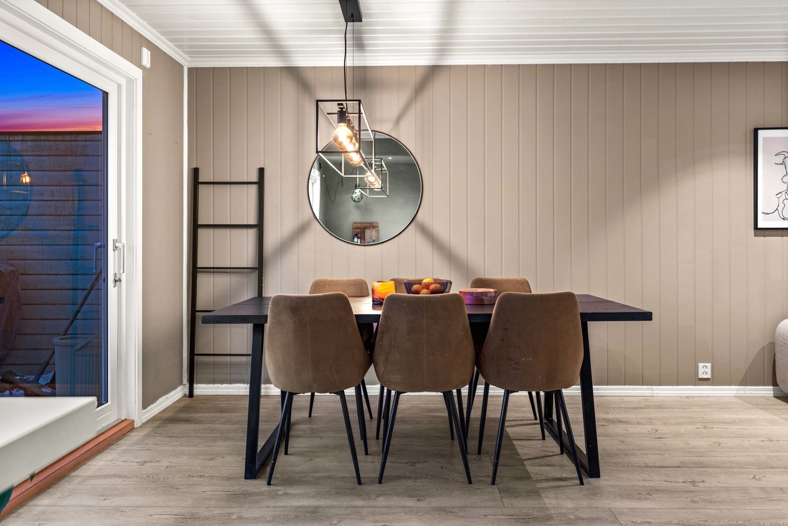 Det er plass til stort spisebord i tilknytning til kjøkkenet - perfekt for middager med familie og venner. Galleribilde