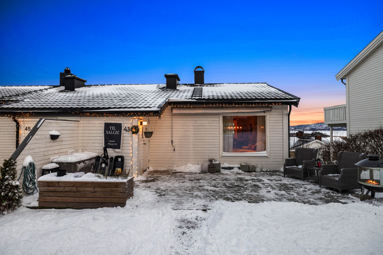 Boligen ligger på enden av rekken og har eiet tomt på 326 kvn. Galleribilde