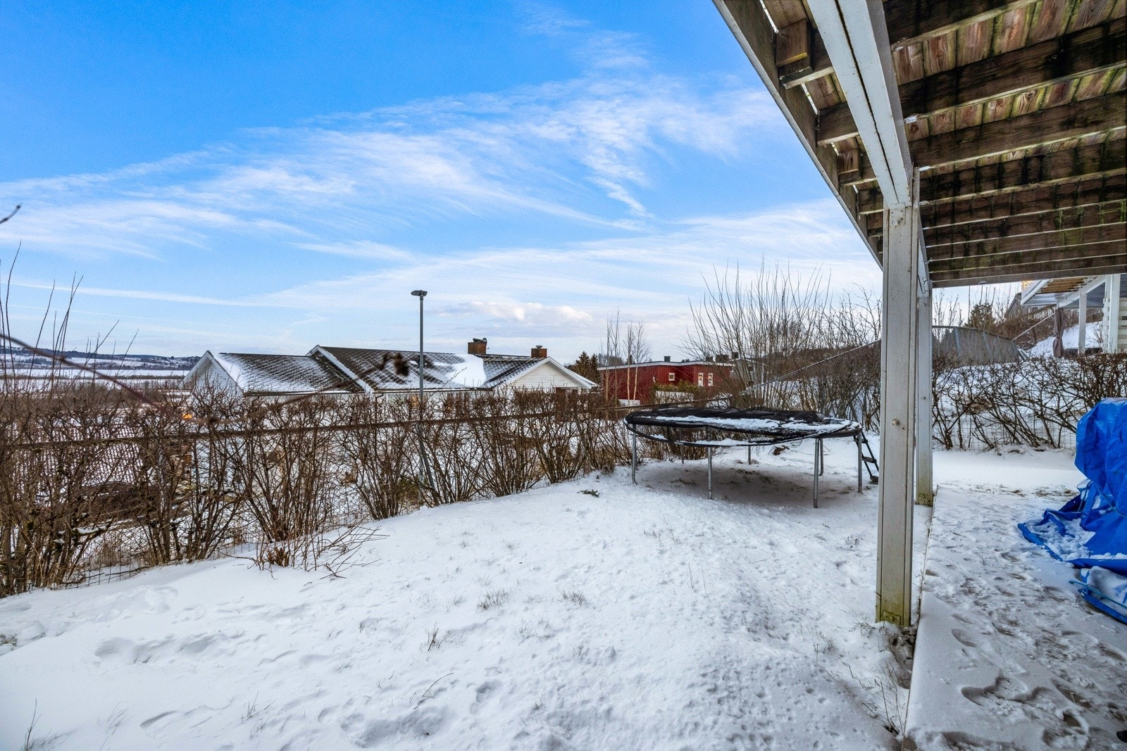 Et trygt og fint lekeområde for barna, med plass til trampoline og andre lekeapparater. Galleribilde