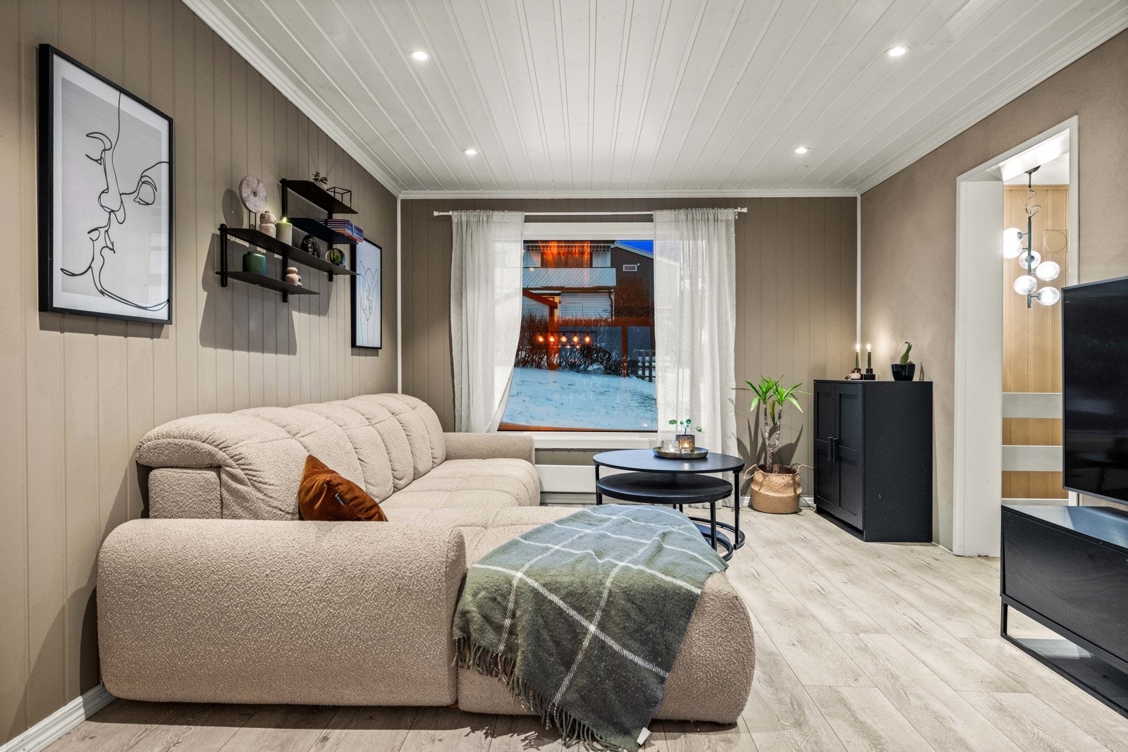 Allrommet har masse naturlig dagslys, og fint gjennolys med vinduer på begge sider. Galleribilde