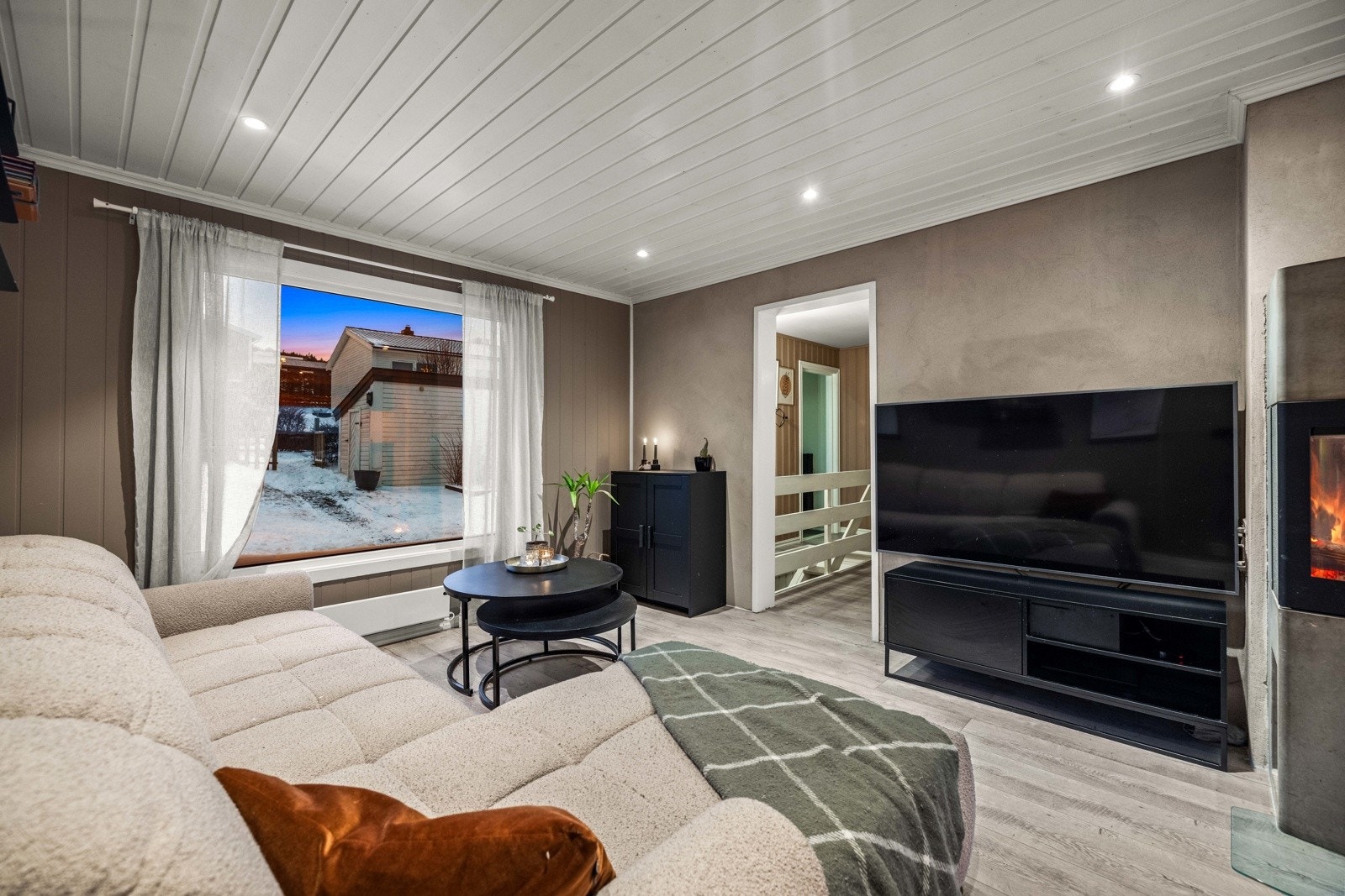 Rommet er malt i rolig farge, og i taket er det downlights. Galleribilde