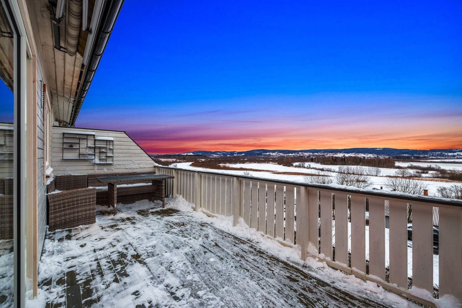 Enderekkehus over to plan med solrike uteplasser, hage på begge sider, utebod og garasje. Galleribilde