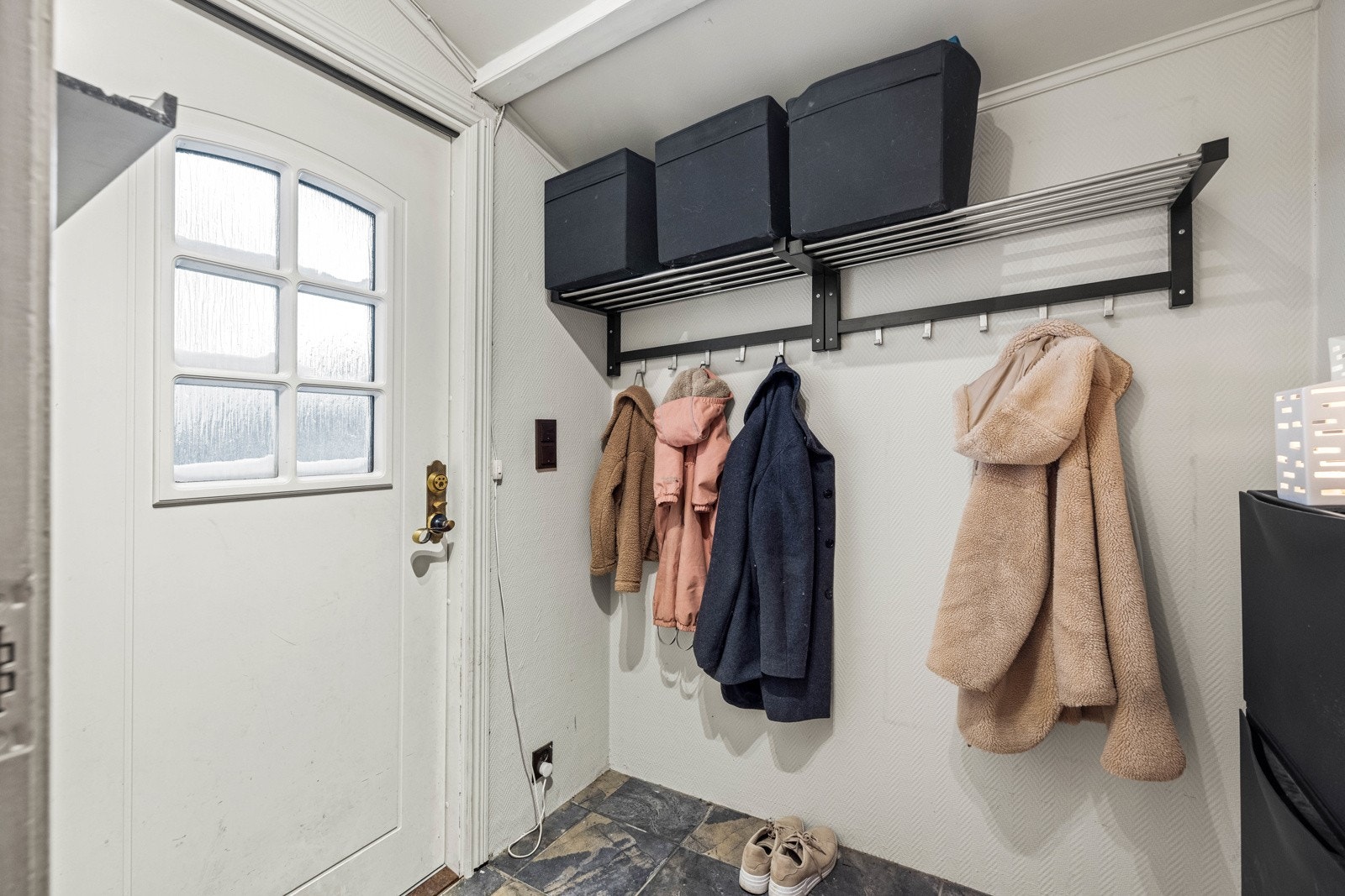 I ytterste gangen kan du henge fra deg jakker og plassere skoene før du går videre inn i huset. Galleribilde