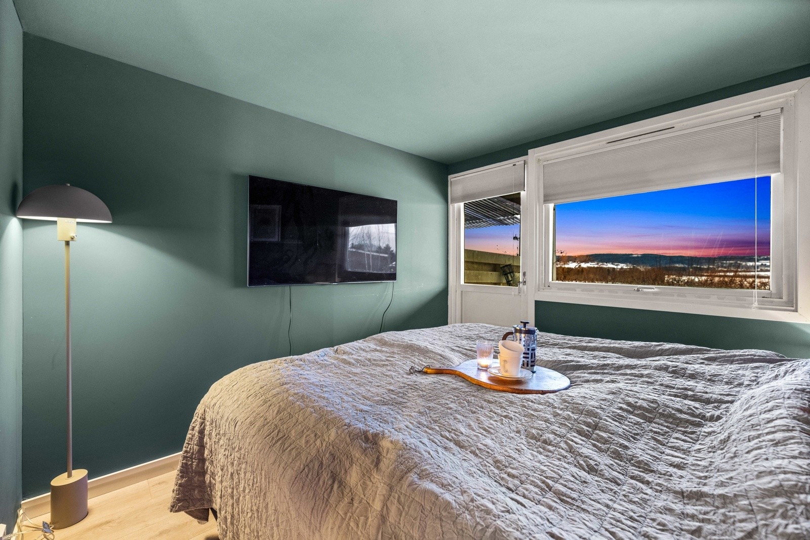 Hovedsoverom med plass til dobbeltseng og tv på veggen. Galleribilde