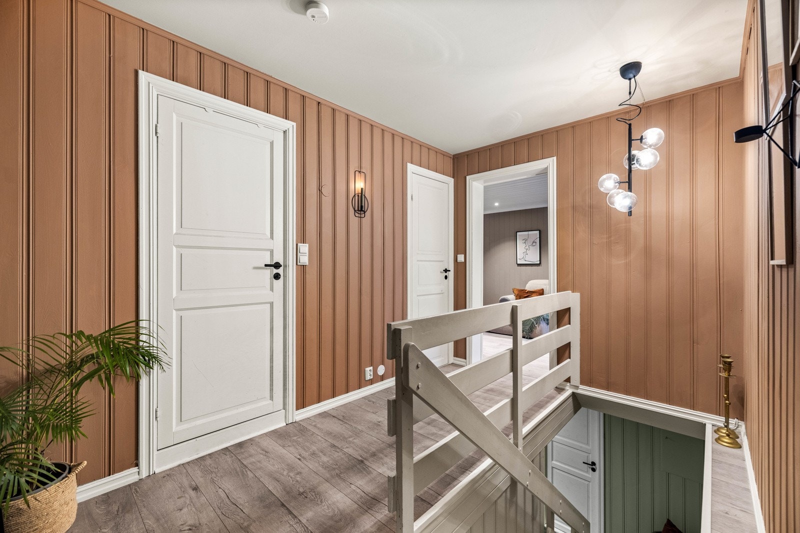 Gang med adkomst til vaskerom, wc og allrommet. Galleribilde