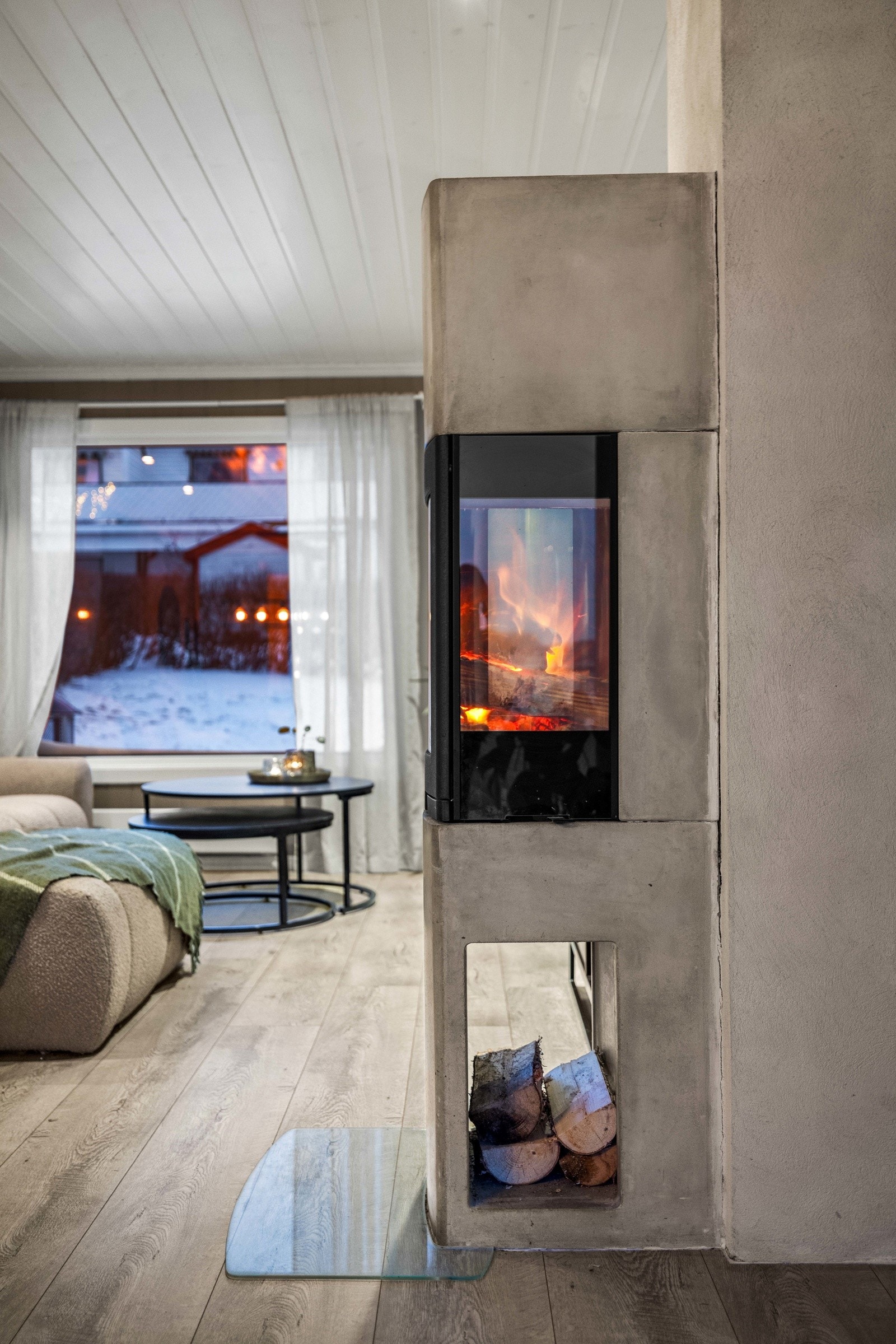 Oppvarming via peis i stue/kjøkken, panelovner, og gullvarme på bad og ett soverom. Galleribilde