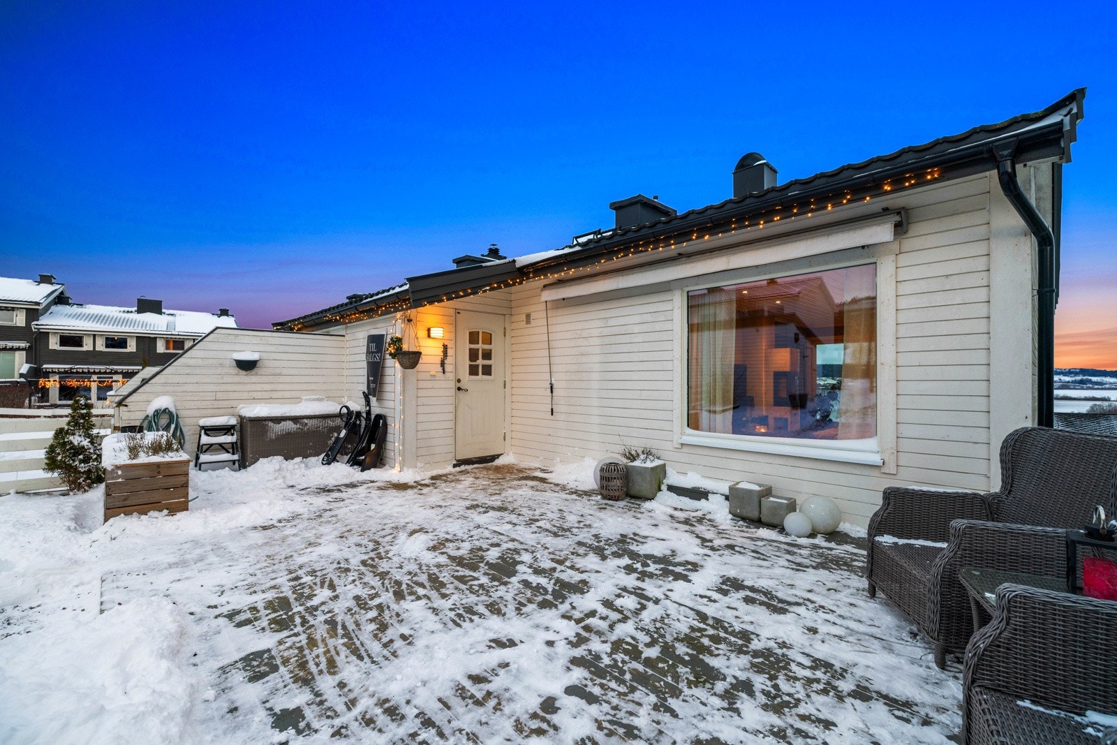 Det er etablert uteplasser på begge sider, noe som sikrer gode solforhold hele dagen. Galleribilde