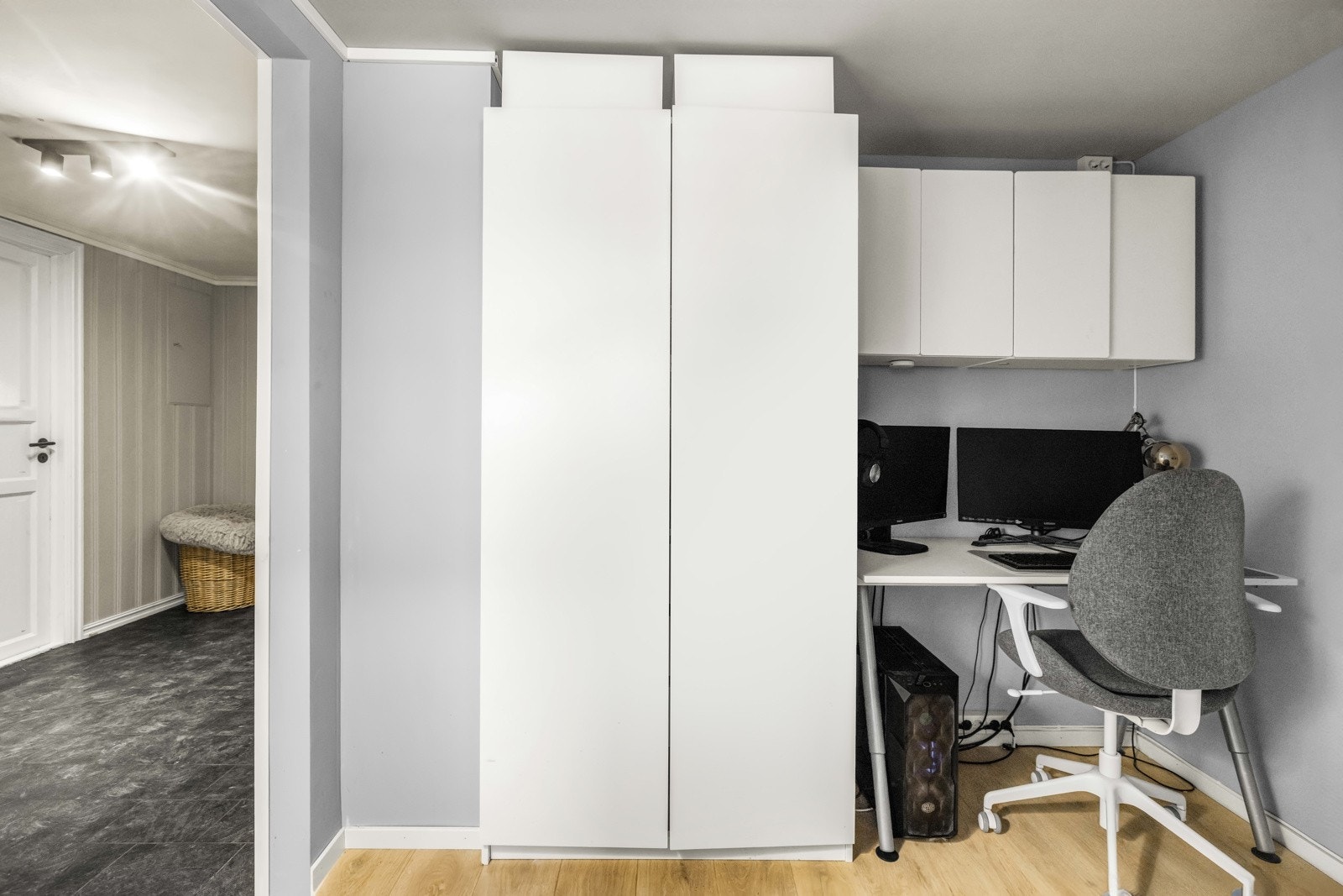 I deler av gangen er det etablert kontorplass og ekstra oppbevaring. Galleribilde