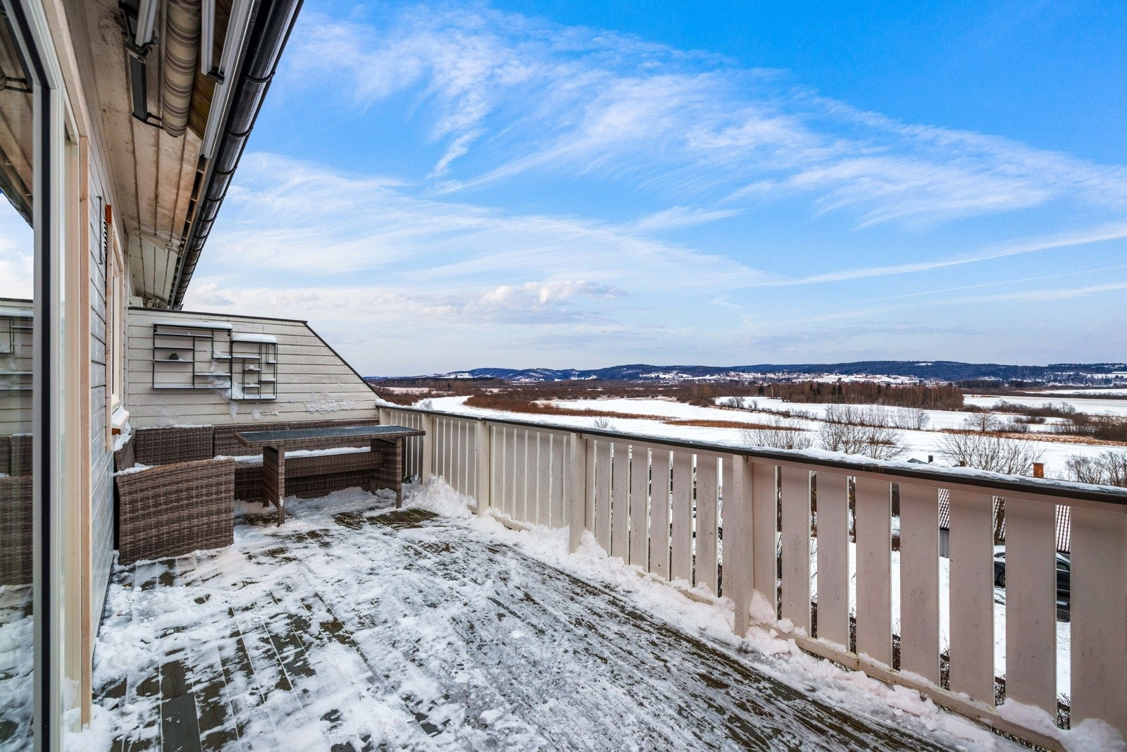 Balkong utenfor stue og kjøkken på ca. 16 kvm, med flott utsikt mot Nitelva. Galleribilde