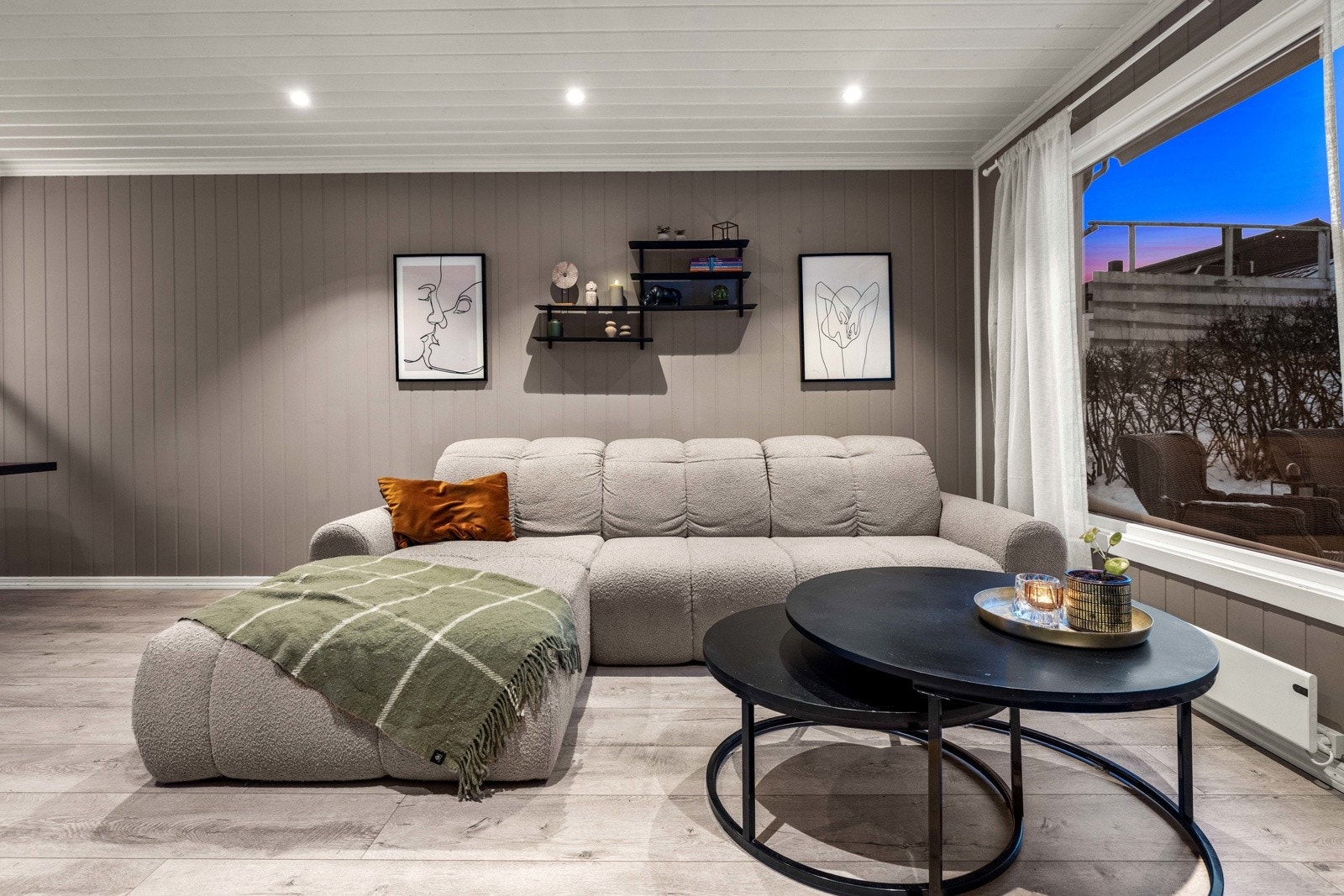 Stuen er lun og hyggelig, med god plass til møblering. Galleribilde