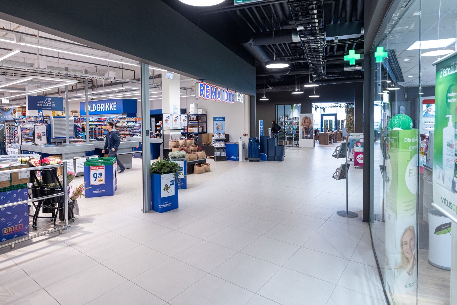 Marikollen Torg har bla. Rema 1000-butikk, apotek, frisør og spisested. Galleribilde