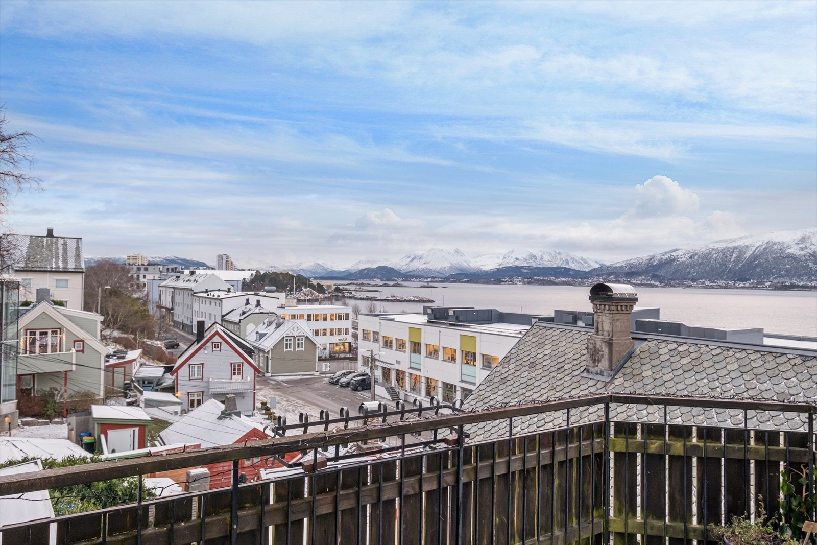 Utsikt fra balkong, med utgang fra spisestue Galleribilde