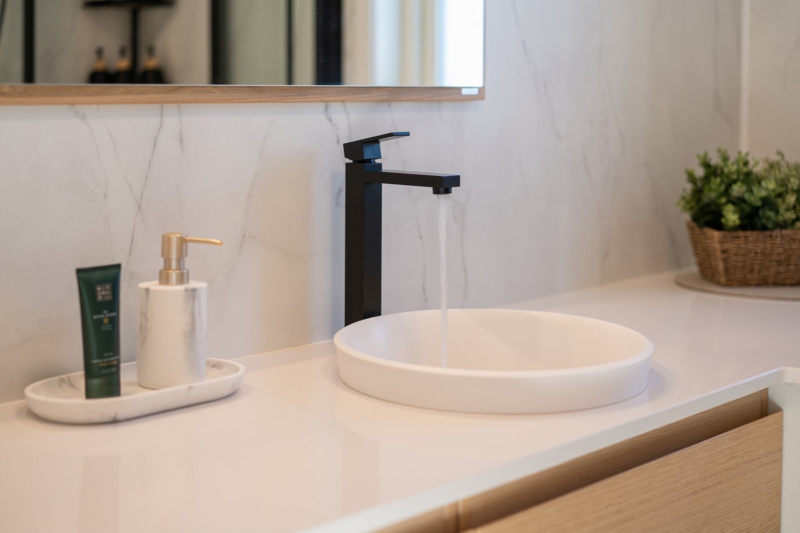 Her er det varmekabler i gulvet og en ny varmtvannstank på 120 liter fra 2024. Galleribilde