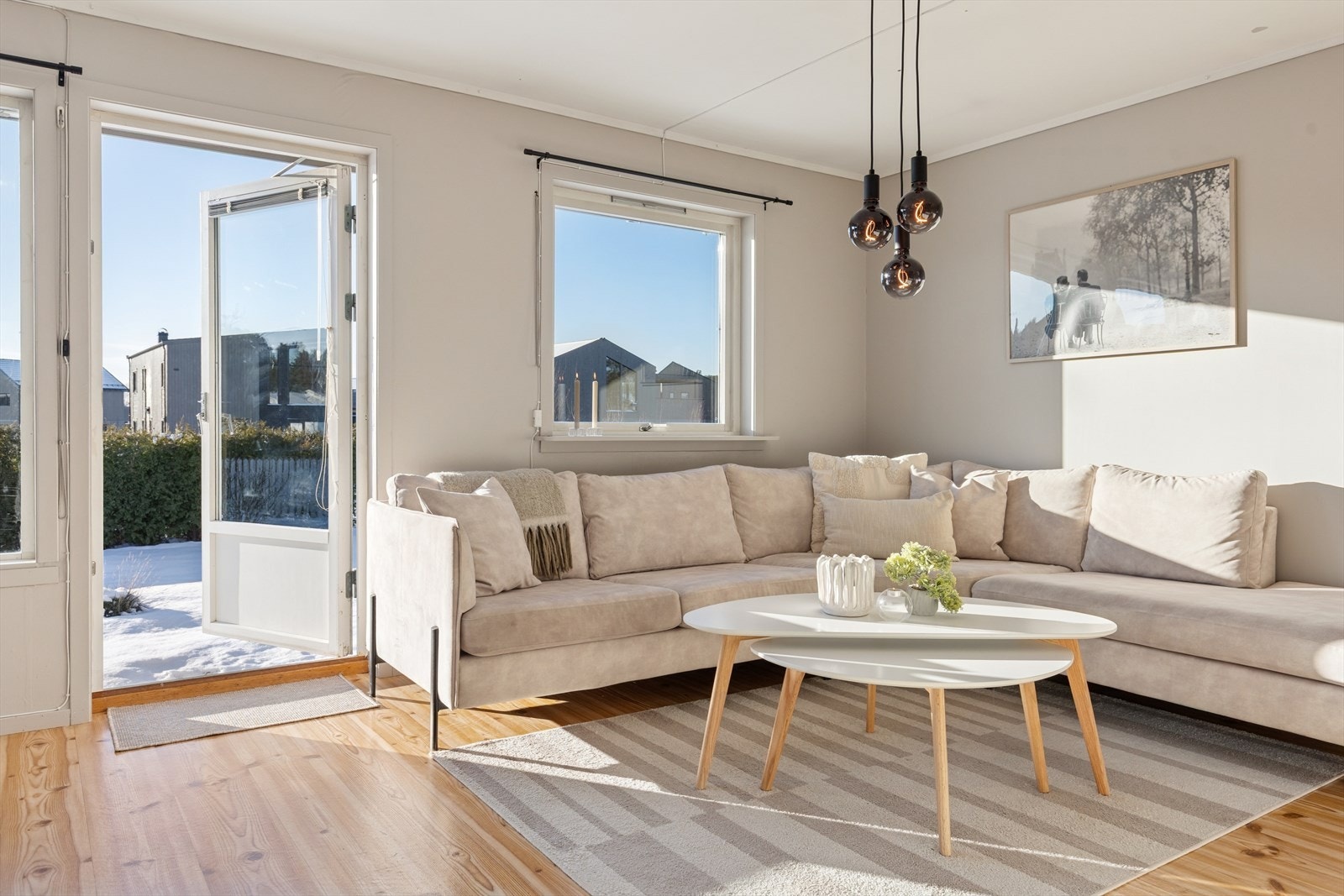 Stuen er romslig og lett å møblere med plass til en stor sofagruppe. Galleribilde