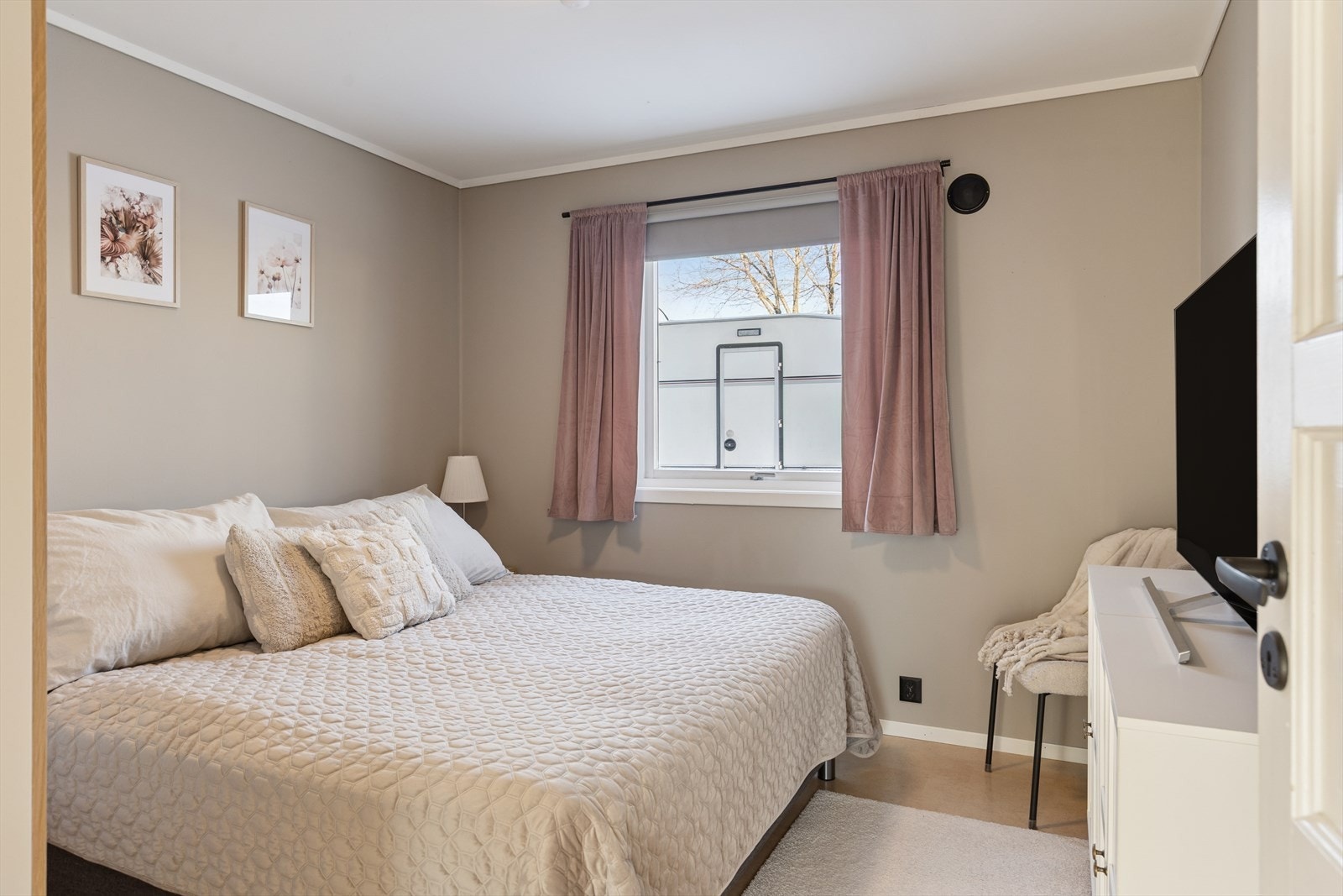 Boligen har to soverom med overflater som i hovedsak er pusset opp i 2024. Galleribilde