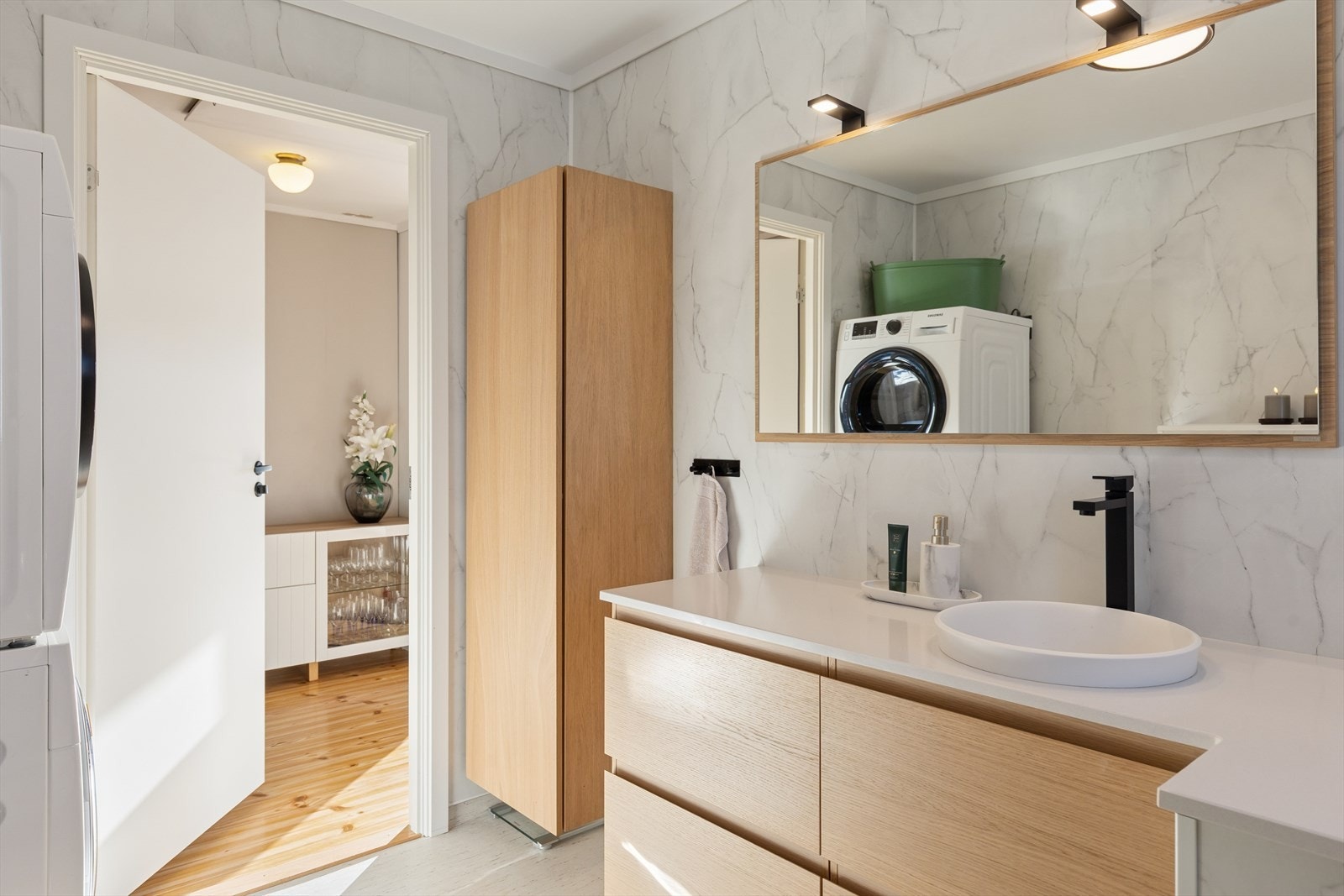 Rommet er funksjonelt innredet med servantmøbel, god skapplass og opplegg for vaskemaskin. Galleribilde