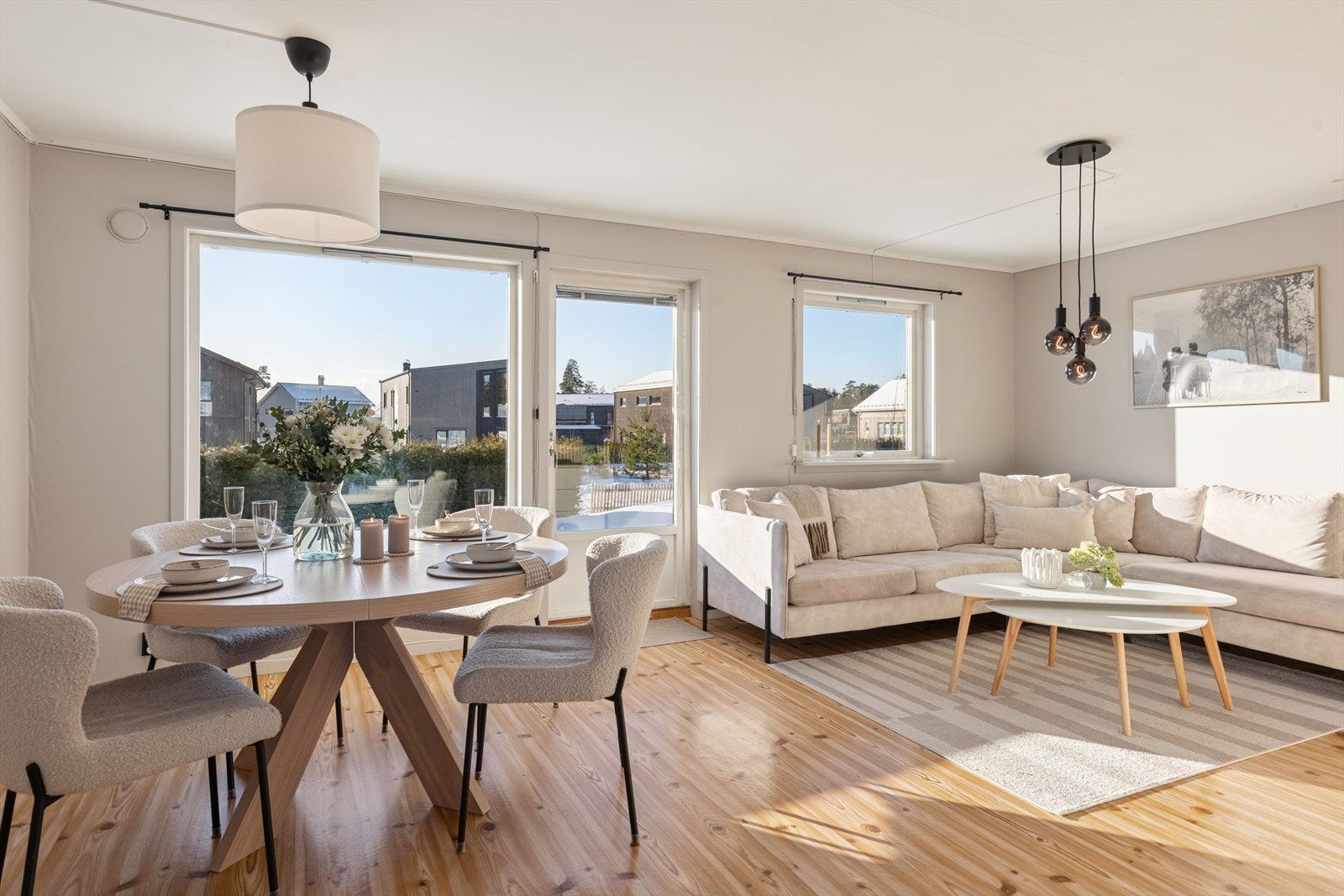 Store vindusflater gir rikelig med naturlig lys inn i oppholdsrommet. Galleribilde