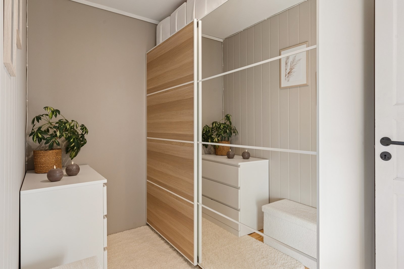 Ett av soverommene er smart delt med en lettvegg for å skape et praktisk omkledningsrom. Galleribilde