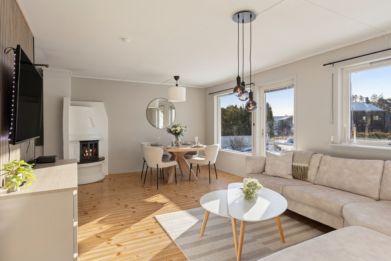 En lun, lukket vedovn i stuen skaper en hyggelig atmosfære på kalde dager. Galleribilde