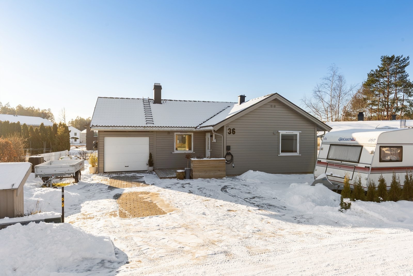 Det er god plass til parkering på egen tomt i tillegg til garasjeplassen. Galleribilde