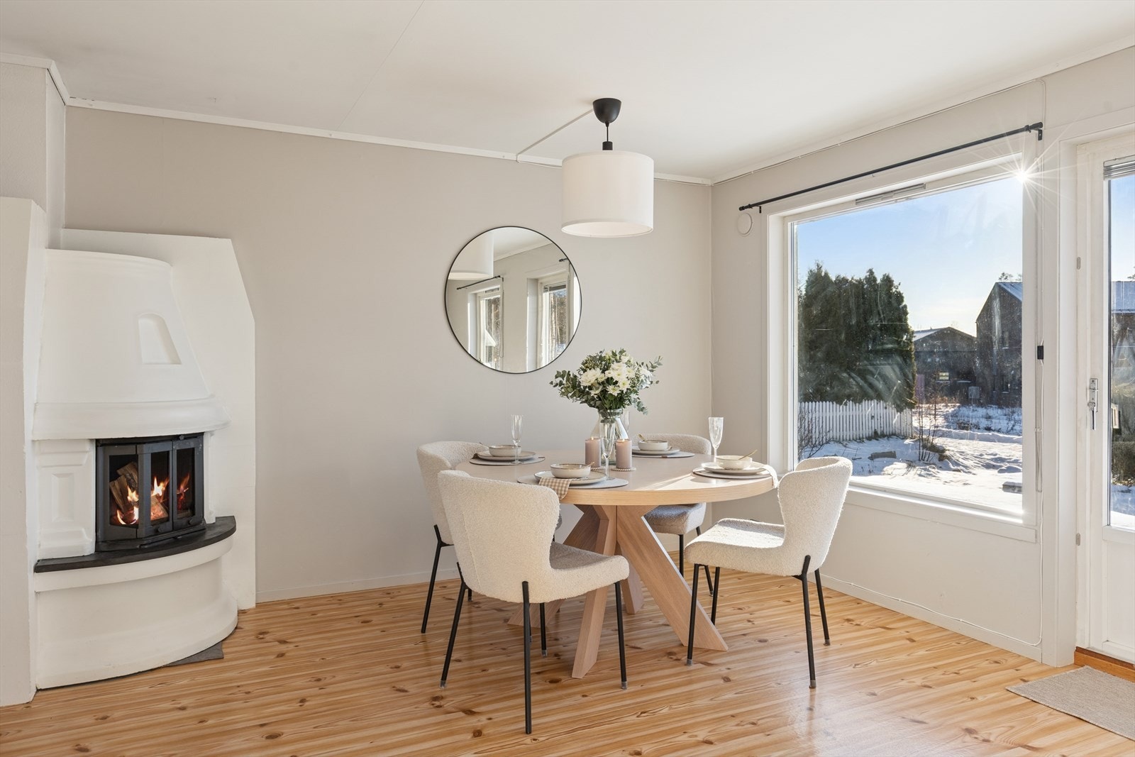 Spisestuen har god plass til hyggelige måltider med familie og venner. Galleribilde