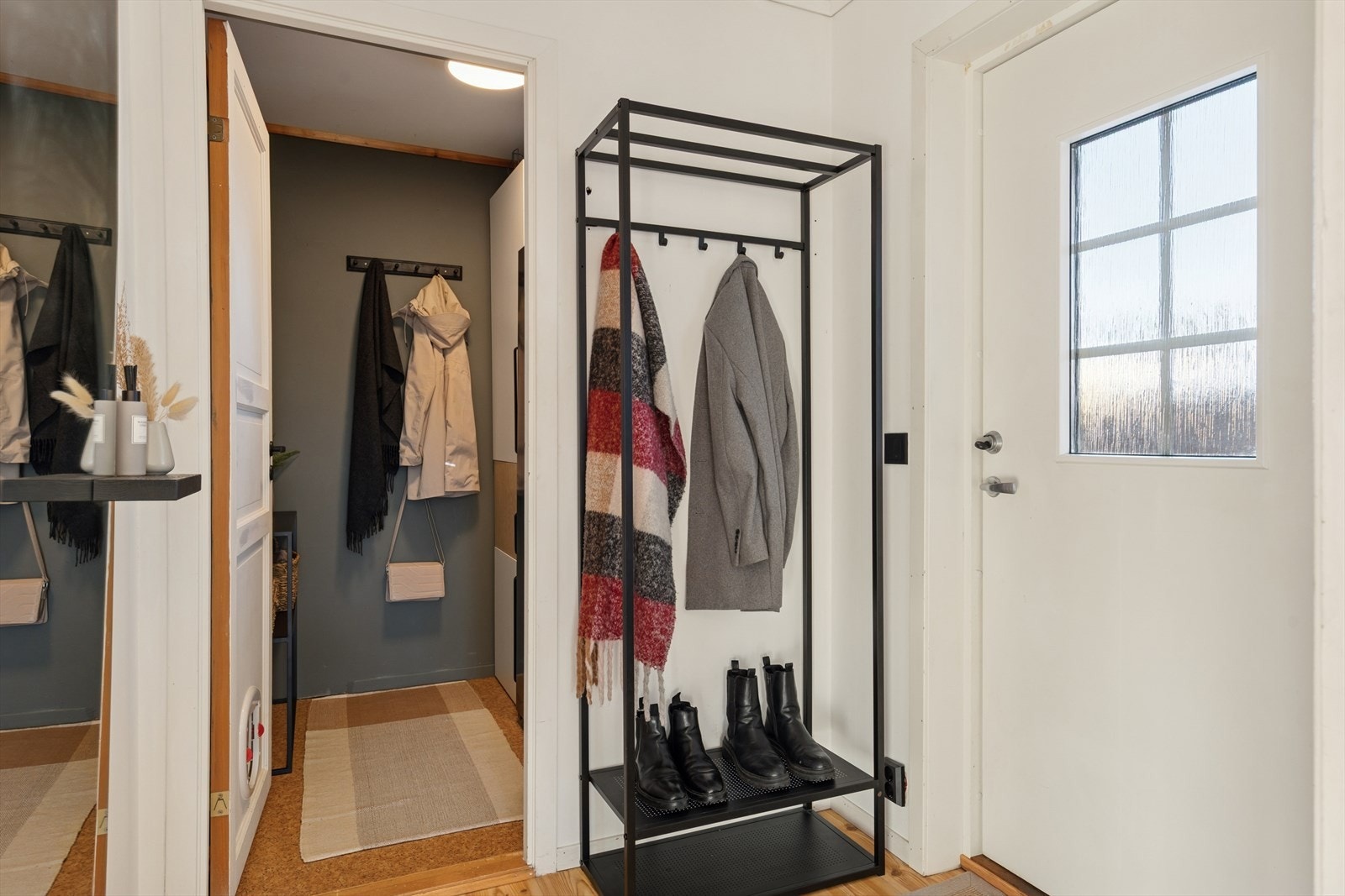 Fra inngangspartiet kommer du inn i en lys entré med tilgang til en praktisk innvendig bod. Galleribilde