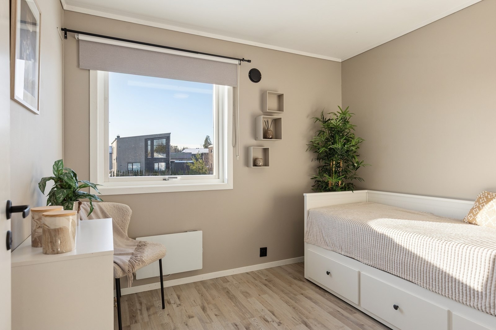 Det andre soverommet egner seg godt som barnerom, gjesterom eller kontor. Galleribilde