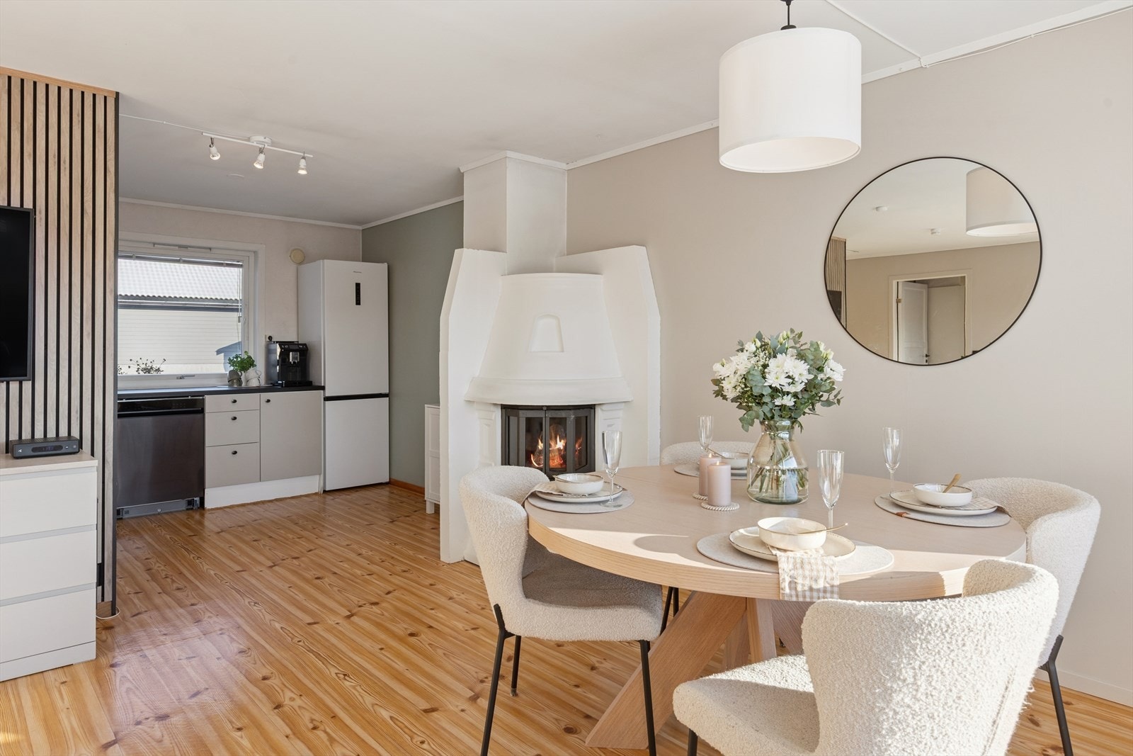 Stuen har en ny, dekorativ spilevegg fra 2024 som gir rommet et moderne preg. Galleribilde