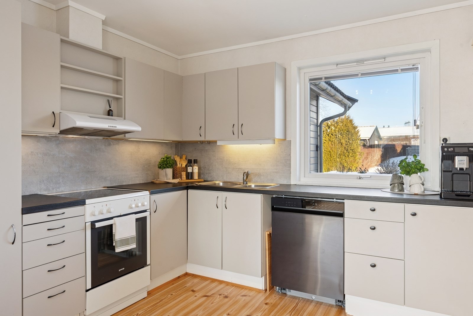 For økt komfort er det elektriske varmekabler i gulvet i stue- og kjøkkenområdet. Galleribilde