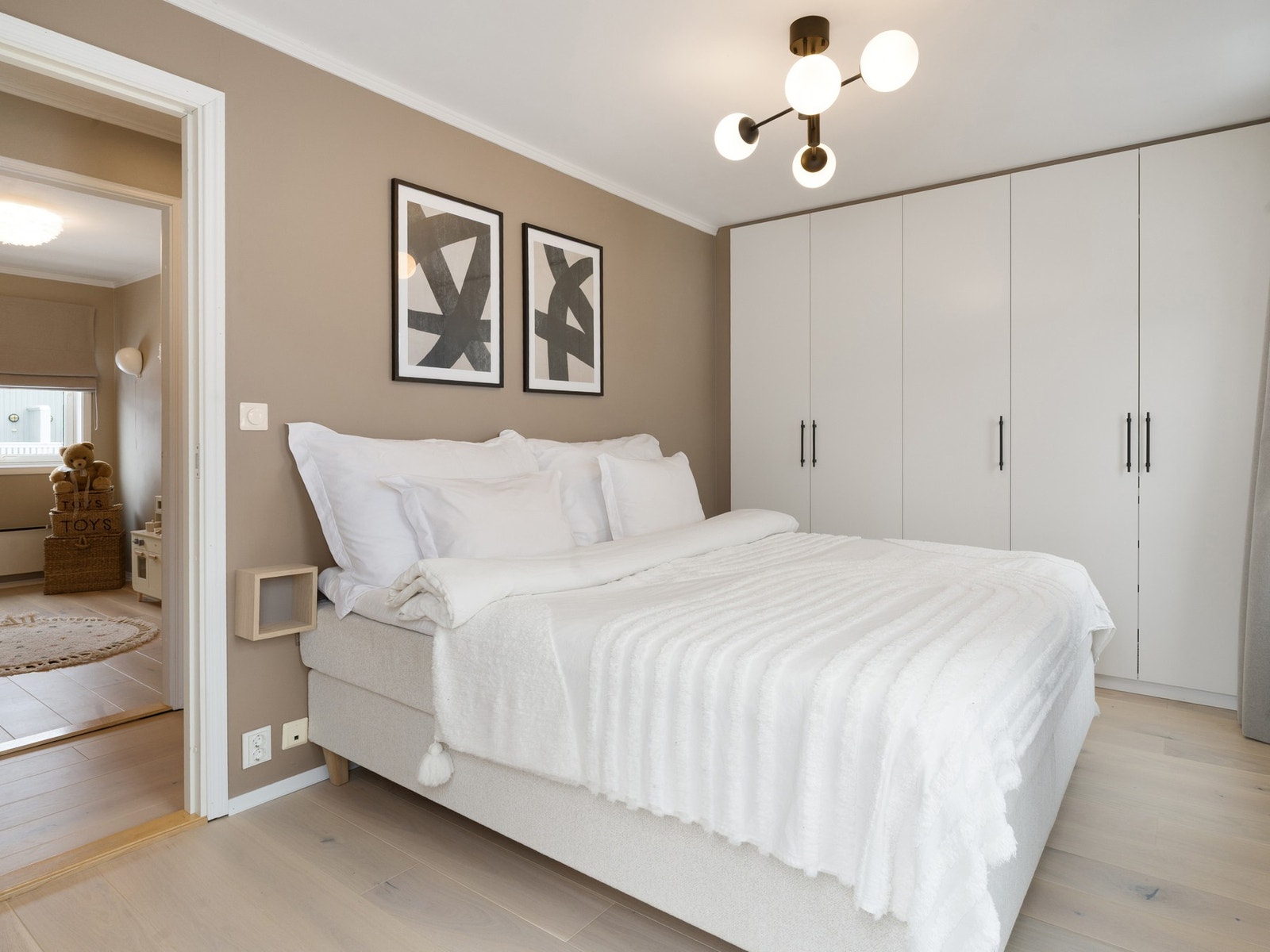 Soverom 1 av 3. Stor og praktisk innebygd garderobe Galleribilde